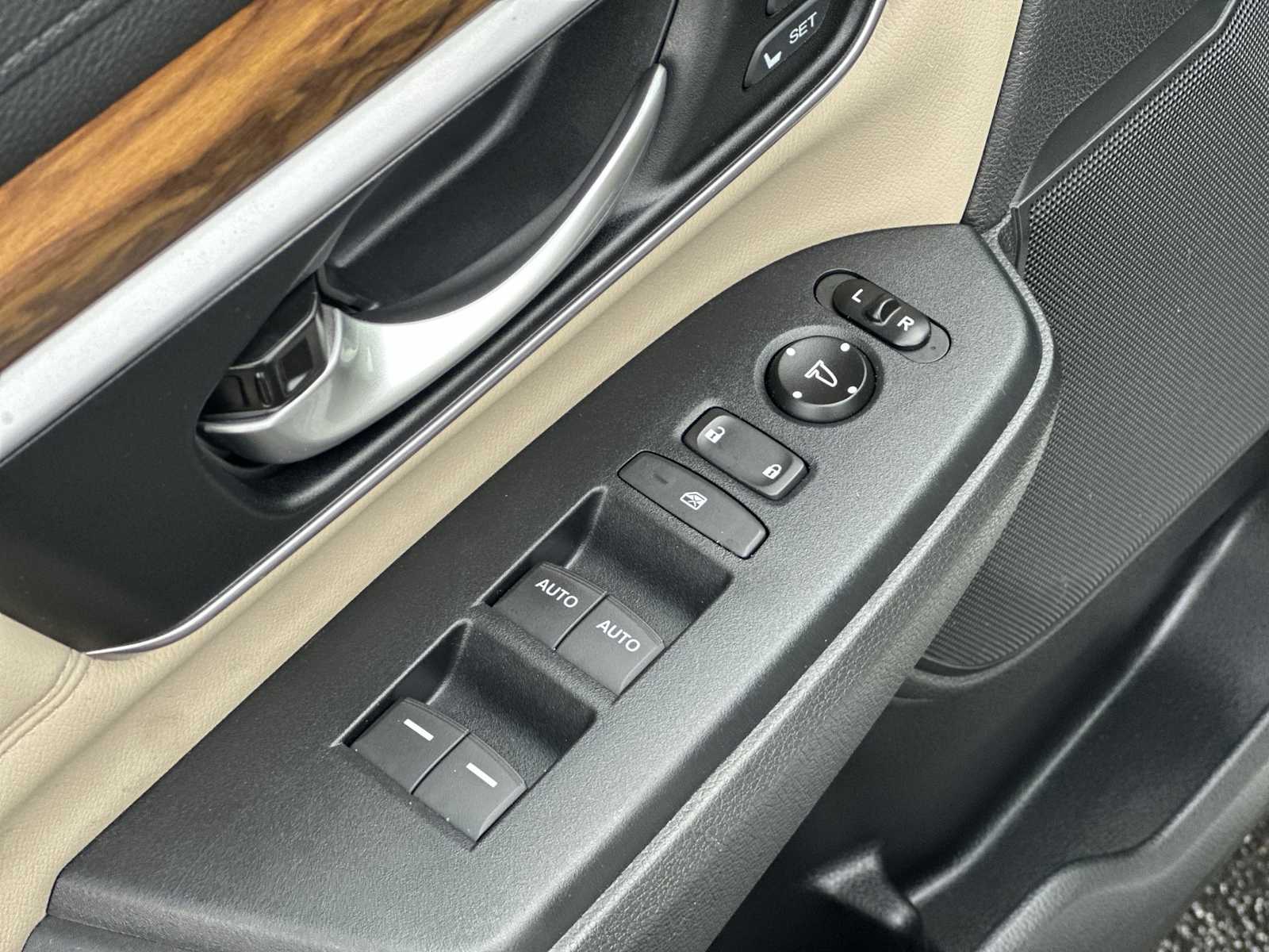 Thumbnail: 2017 Honda CR-V - 15