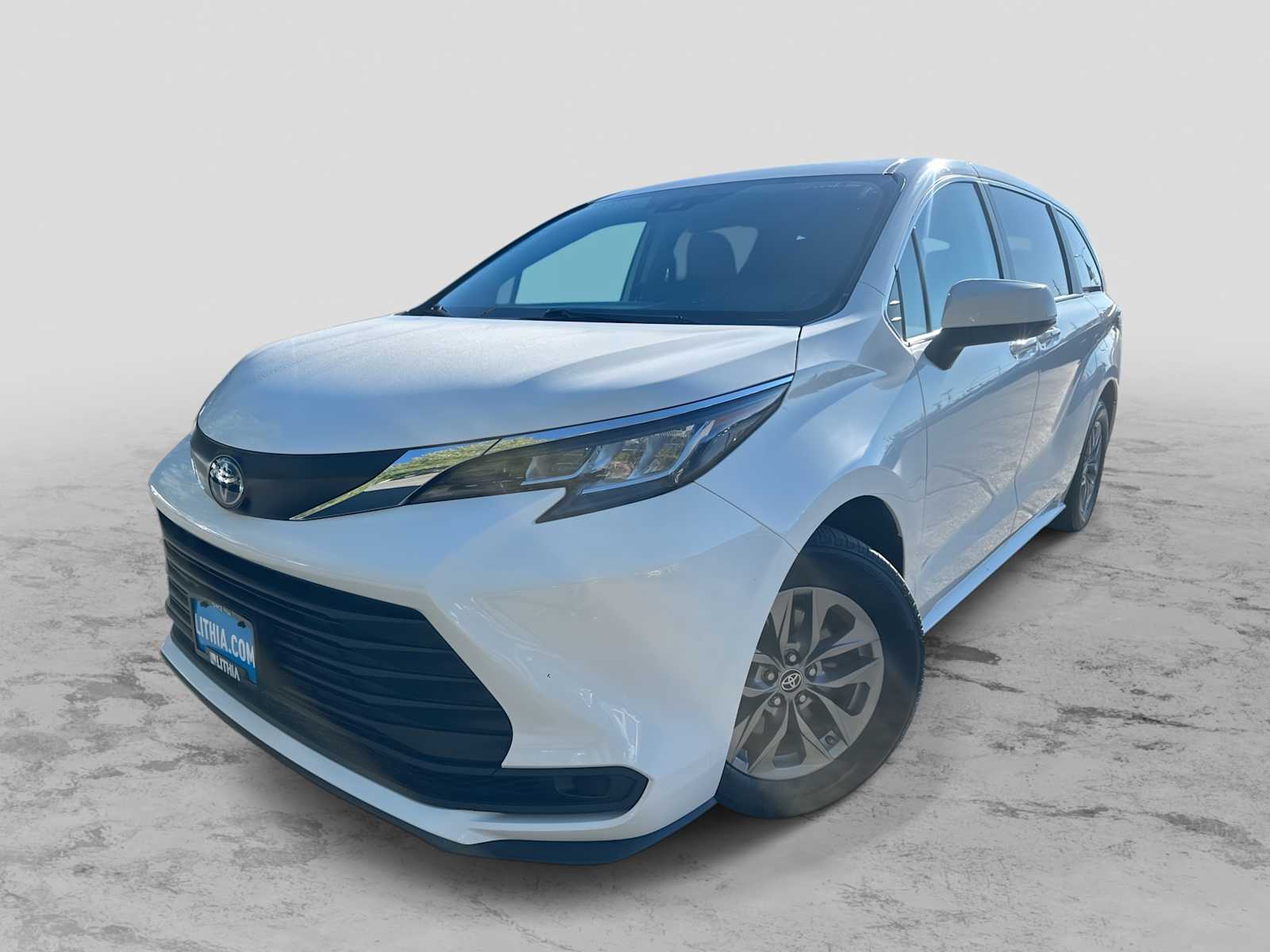2023 Toyota Sienna LE's photo