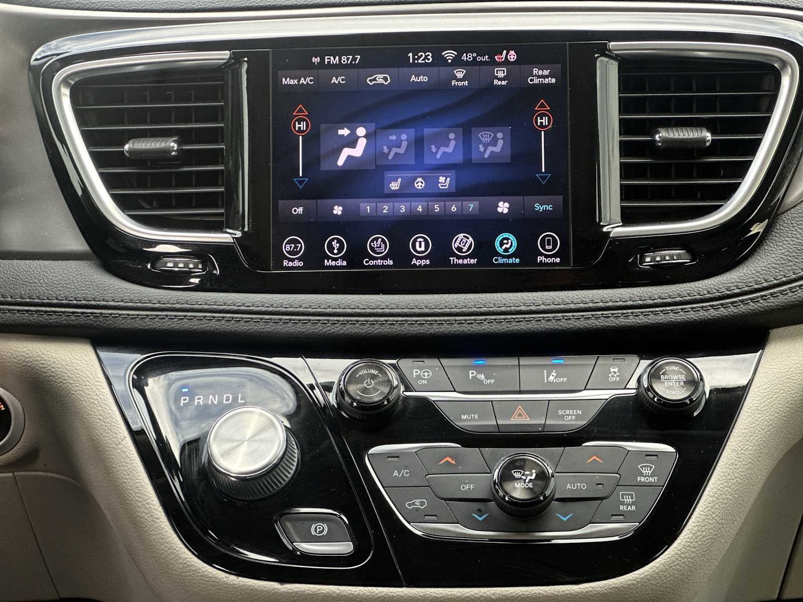 Thumbnail: 2018 Chrysler Pacifica - 17