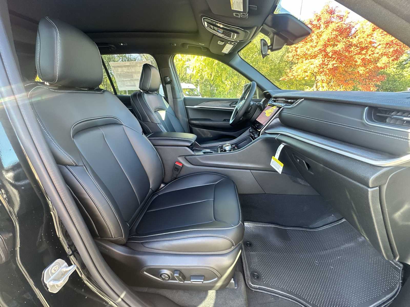 Thumbnail: 2025 Jeep Grand Cherokee - 25