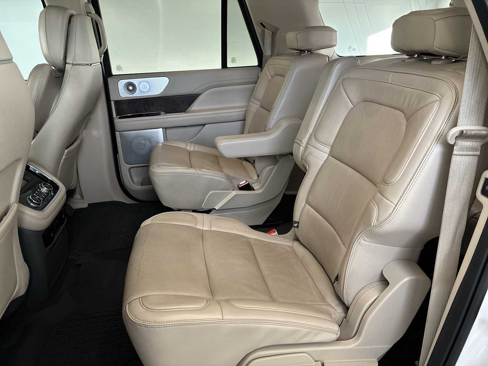 Thumbnail: 2019 Lincoln Navigator L - 25