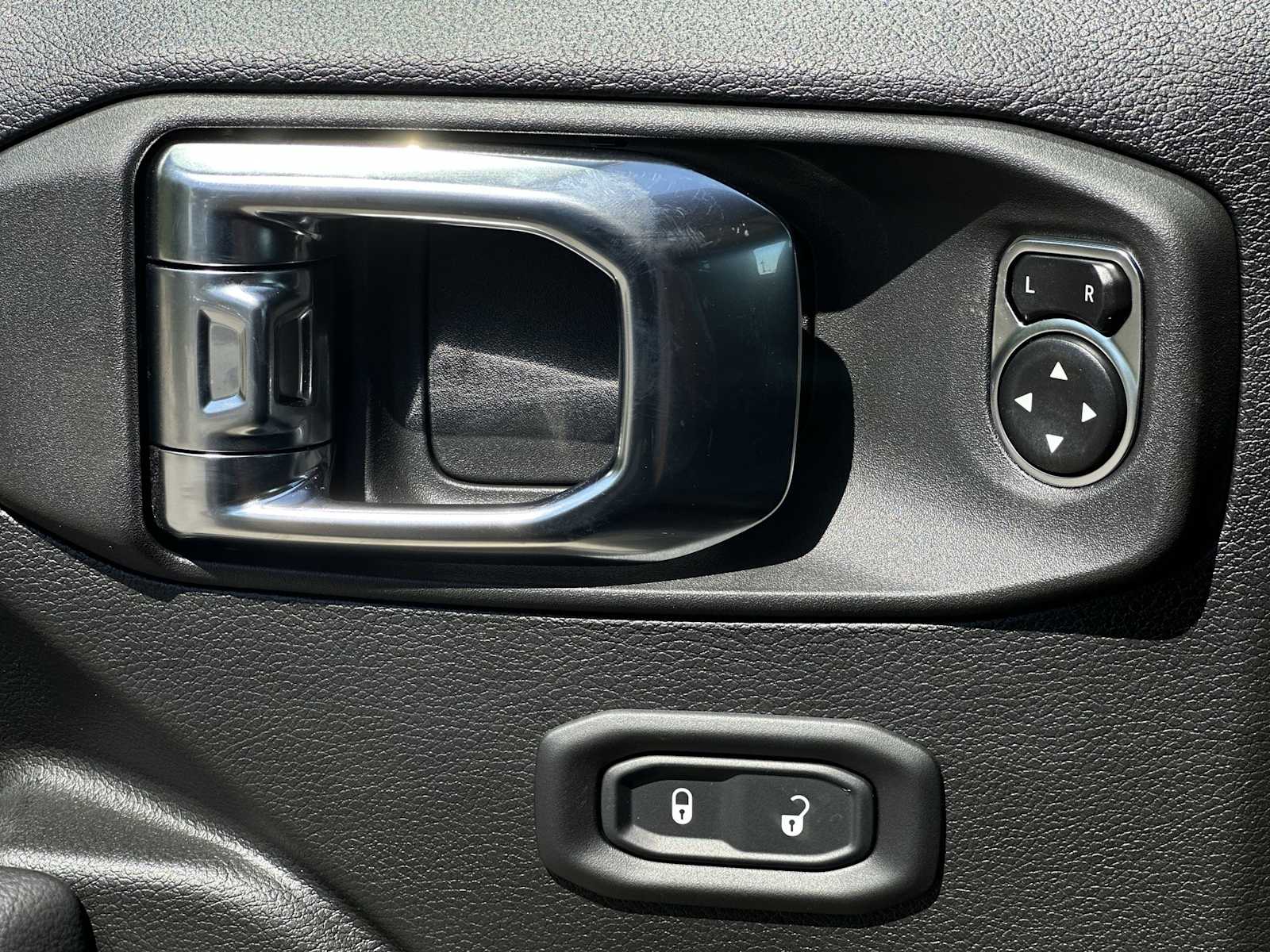 Thumbnail: 2025 Jeep Gladiator - 15