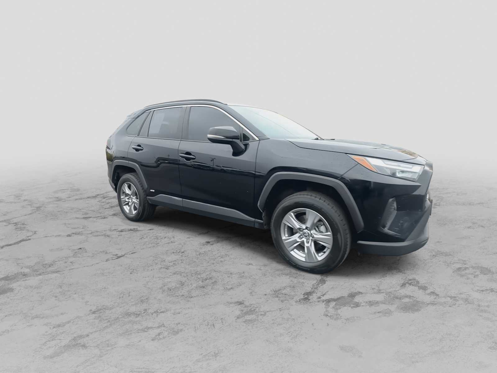 2022 Toyota RAV4 Hybrid XLE photo 2