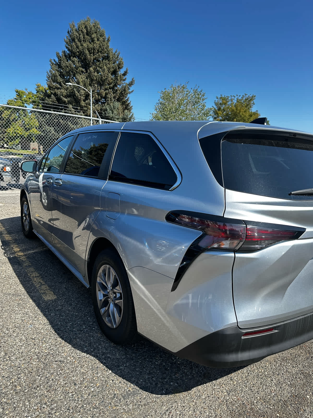 2023 Toyota Sienna LE photo 3