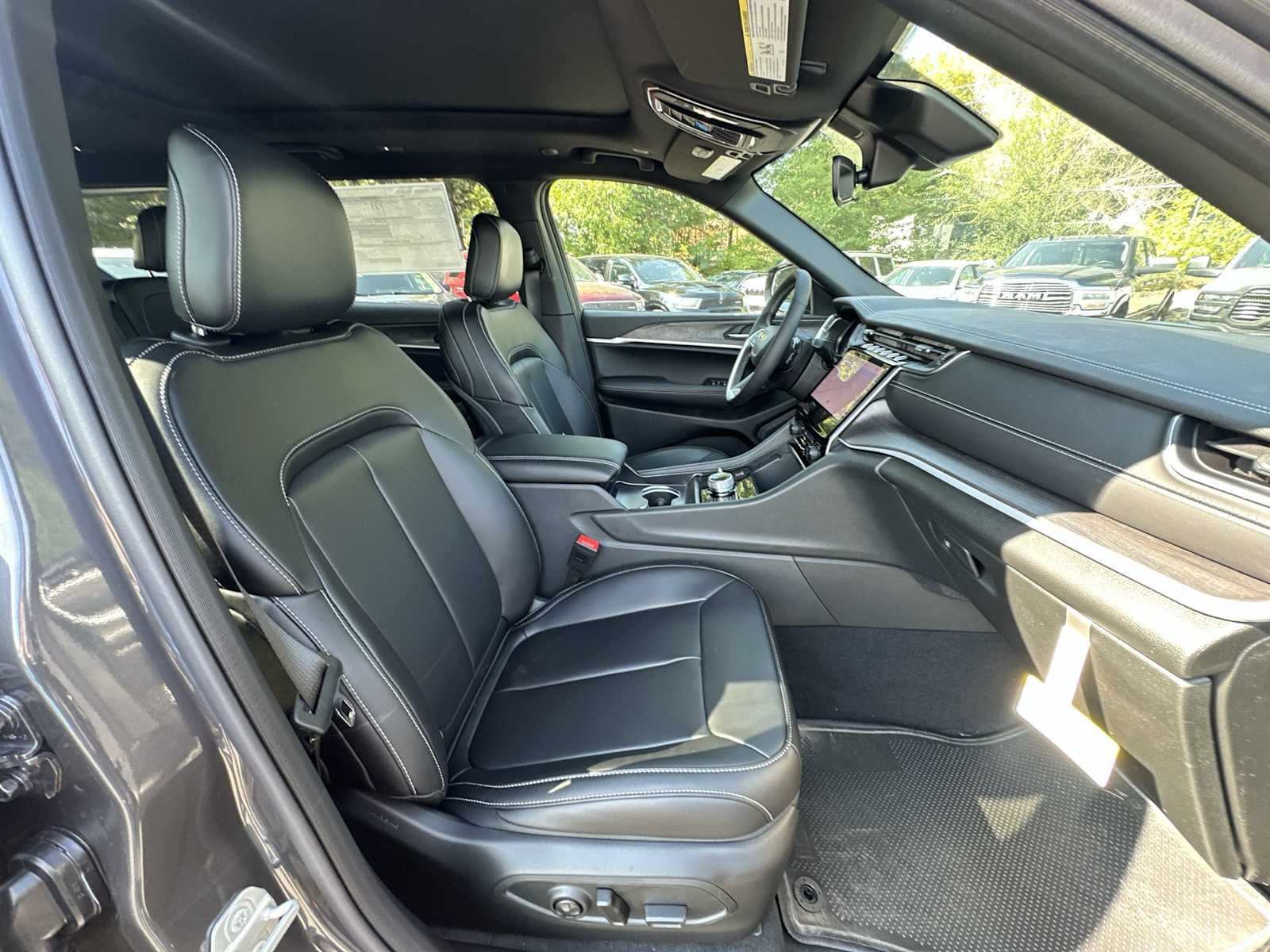 Thumbnail: 2025 Jeep Grand Cherokee - 26