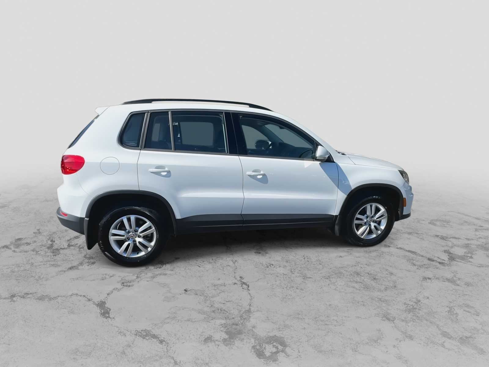 Thumbnail: 2017 Volkswagen Tiguan - 17