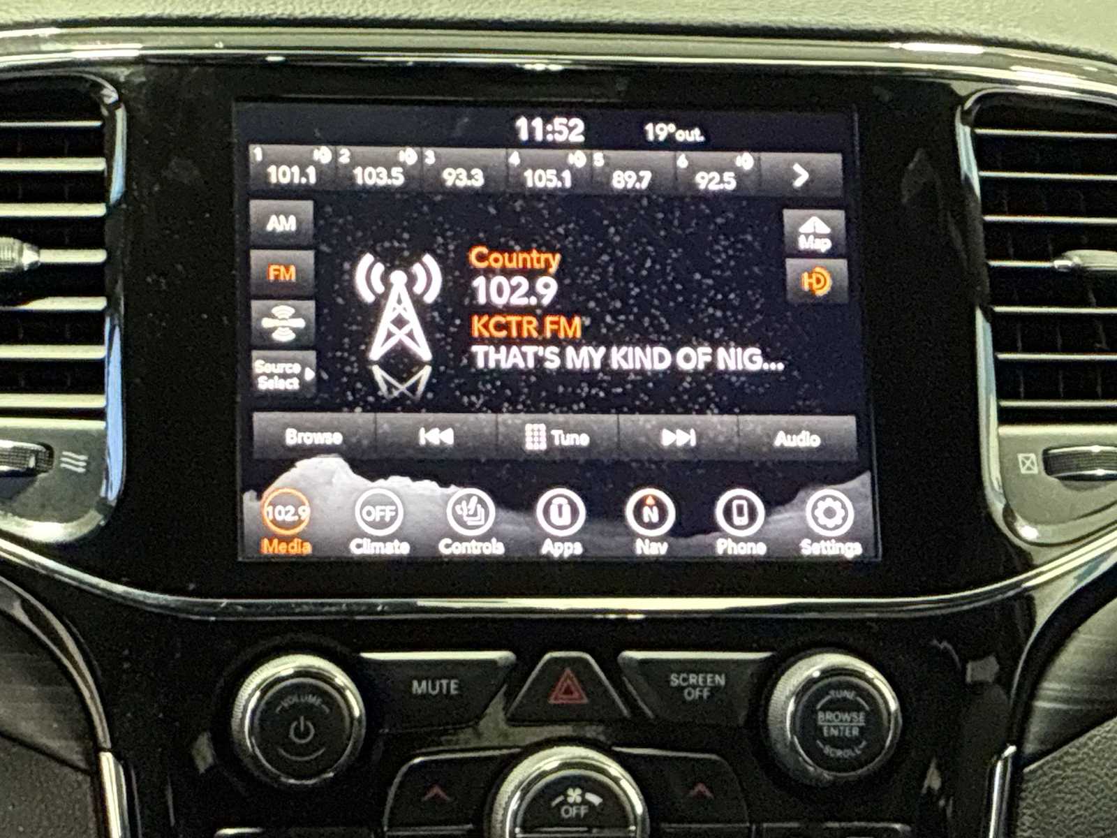 Thumbnail: 2021 Jeep Grand Cherokee - 12