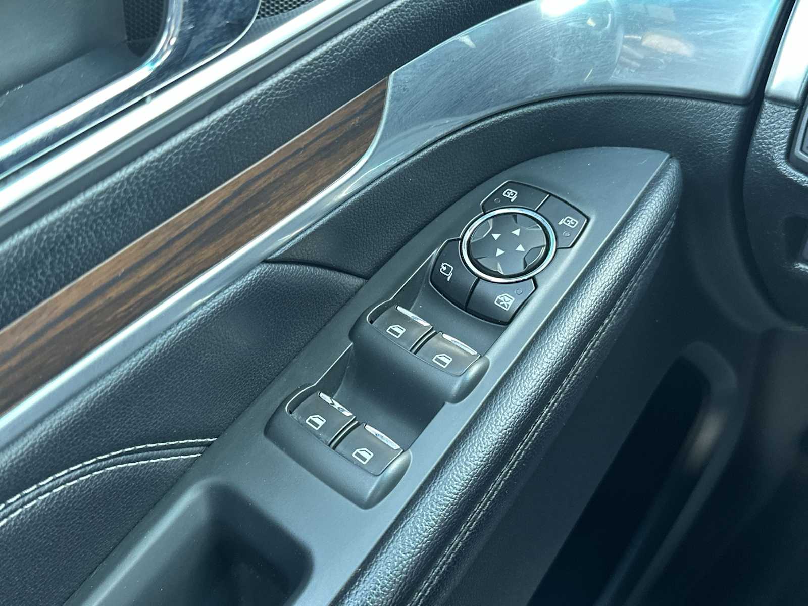Thumbnail: 2016 Ford Explorer - 15