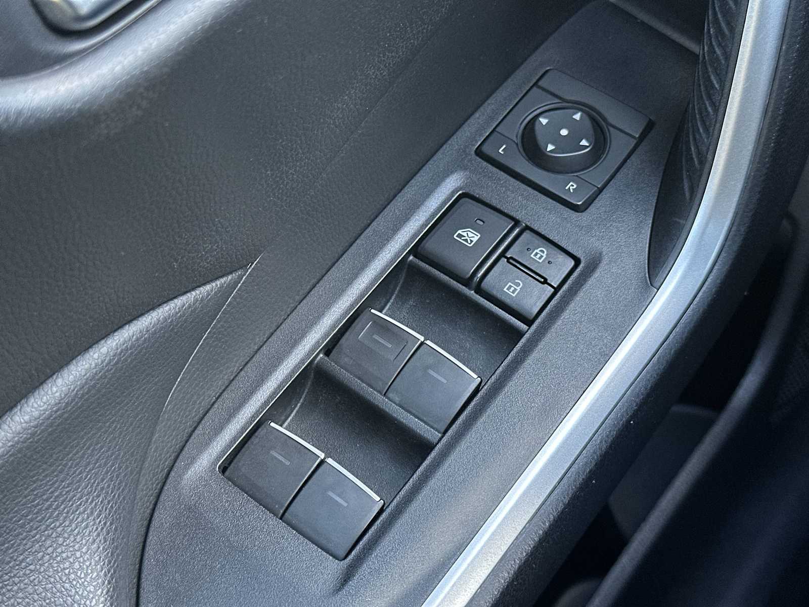 Thumbnail: 2022 Toyota RAV4 - 15