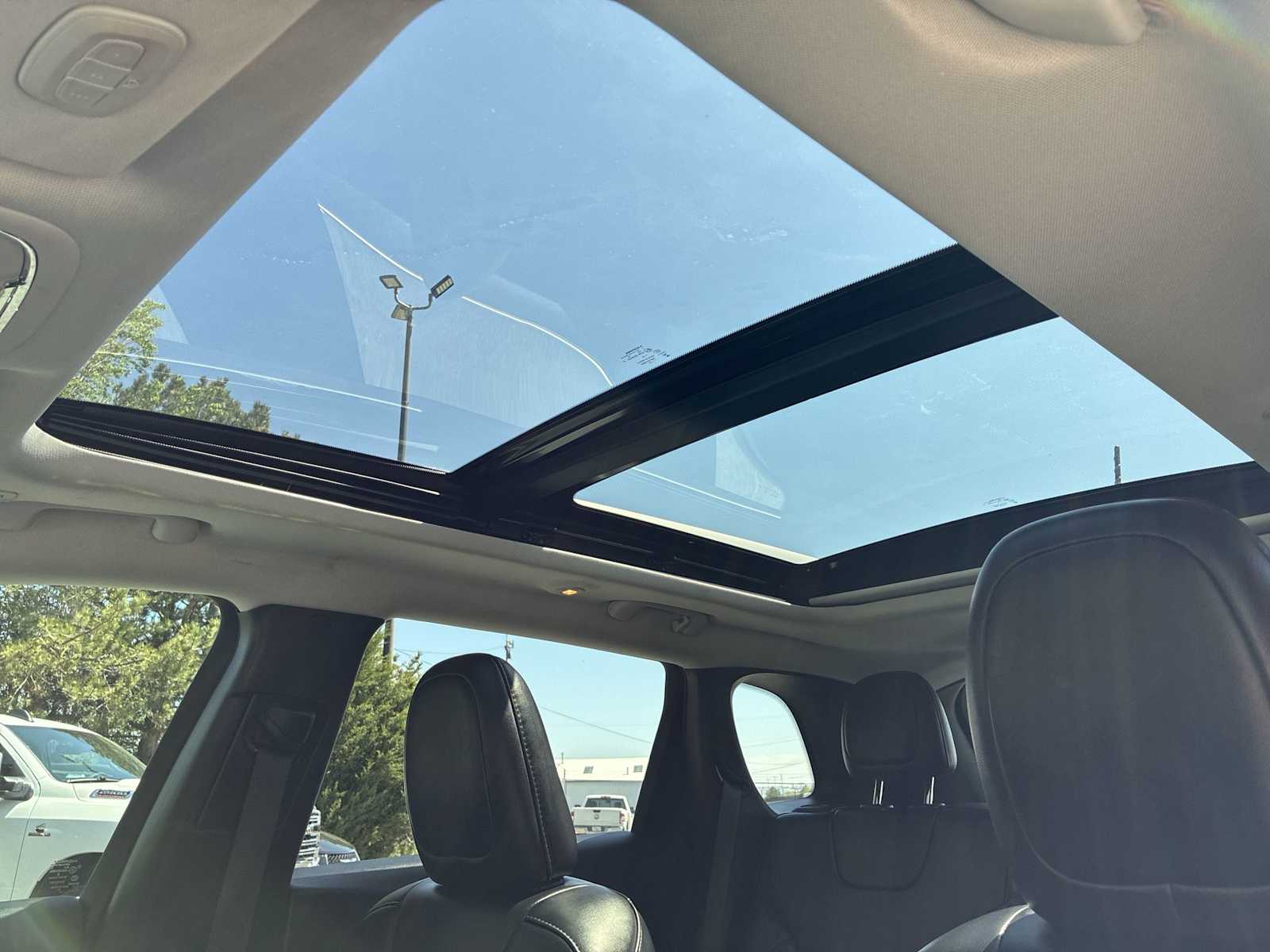 Thumbnail: 2019 Jeep Cherokee - 15
