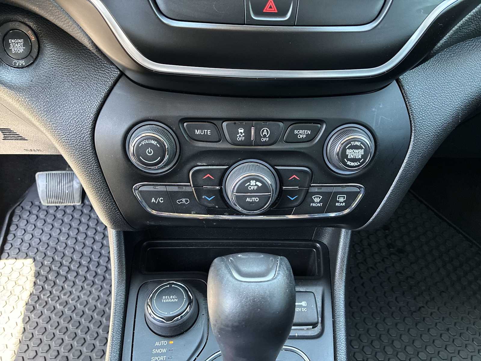 Thumbnail: 2019 Jeep Cherokee - 16
