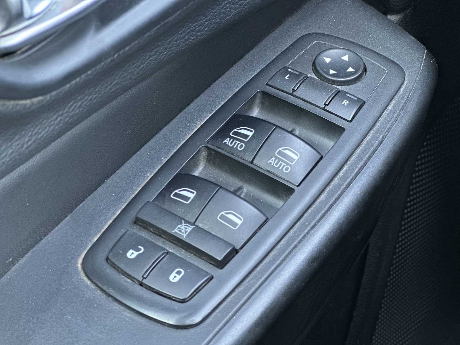 Thumbnail: 2019 Jeep Cherokee - 15