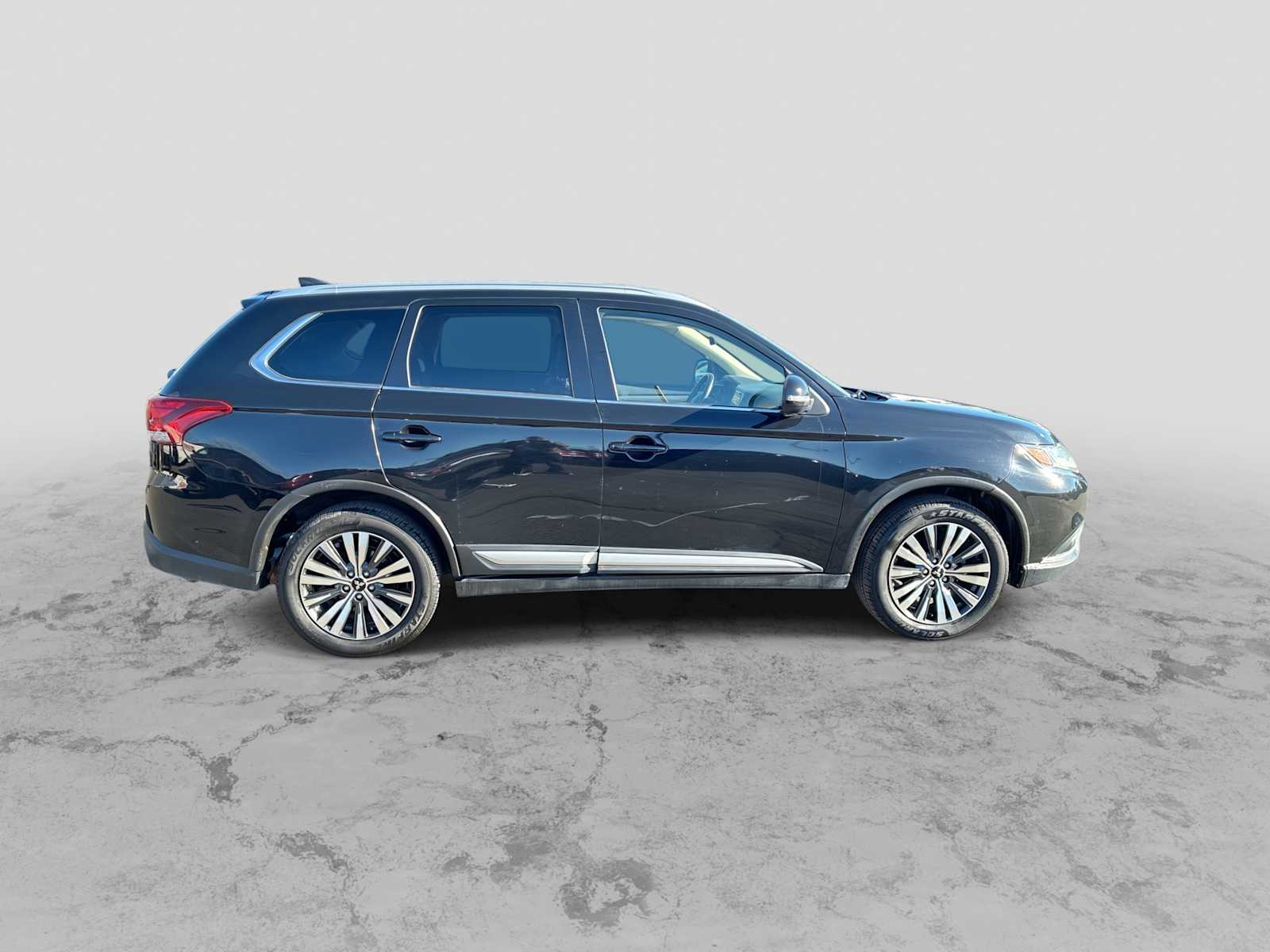 Thumbnail: 2020 Mitsubishi Outlander - 9