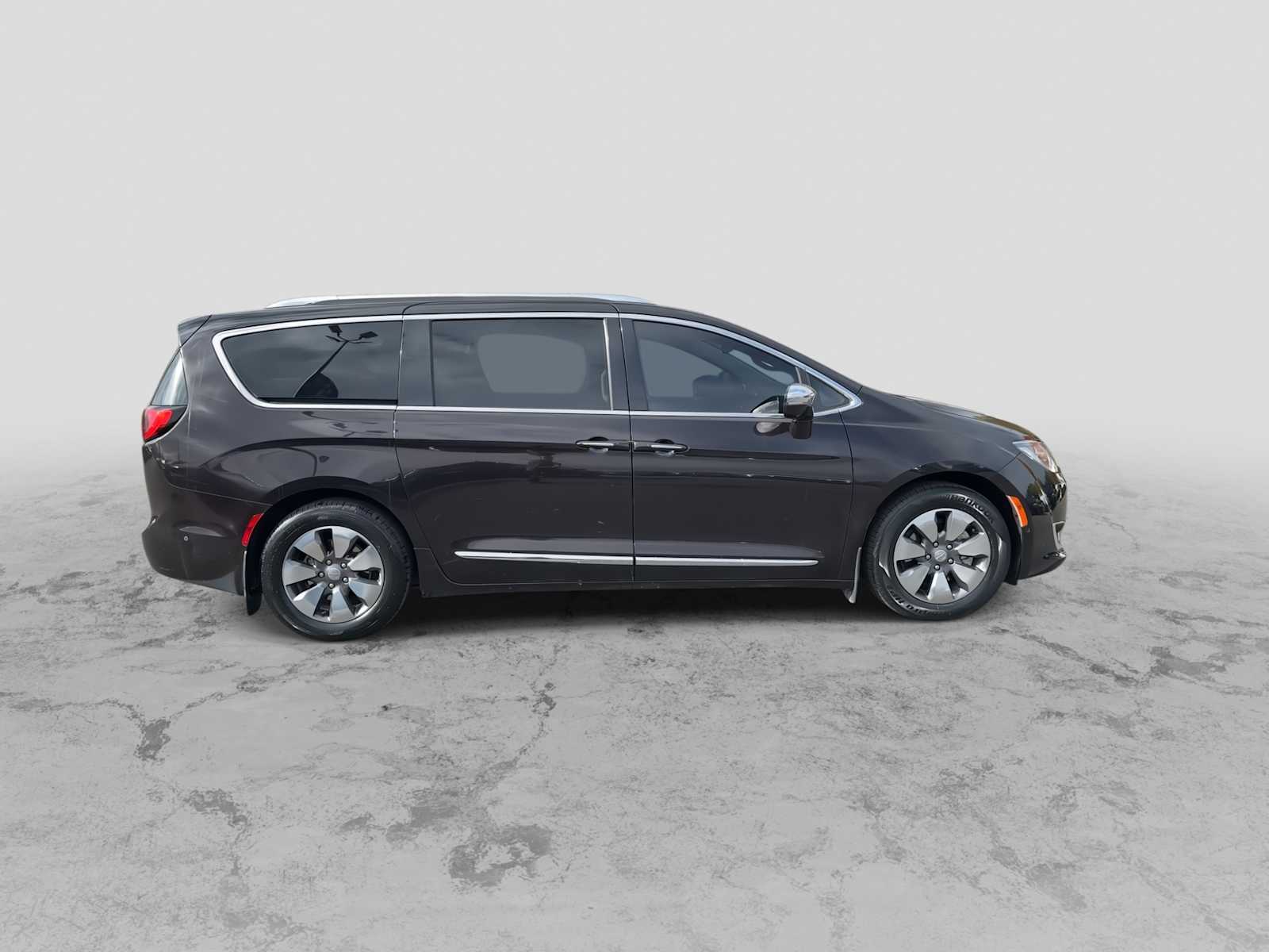 Thumbnail: 2018 Chrysler Pacifica - 9
