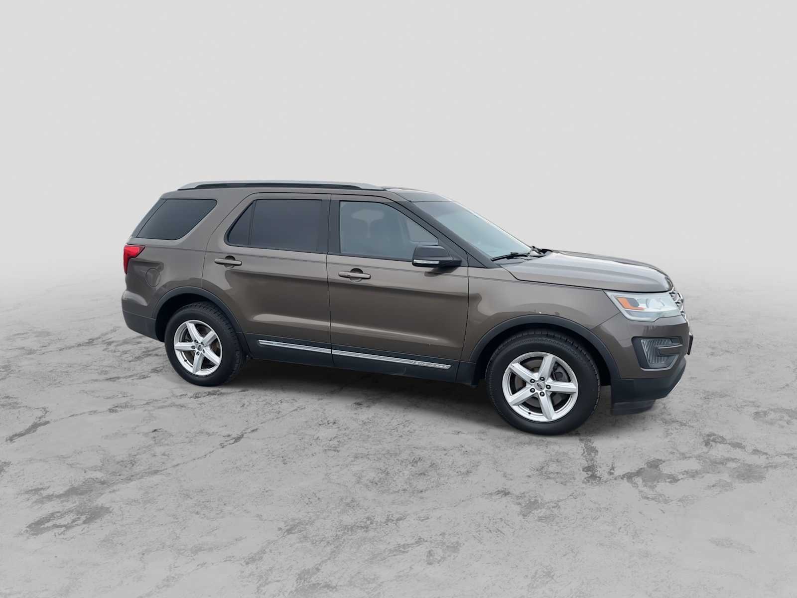 Thumbnail: 2016 Ford Explorer - 9