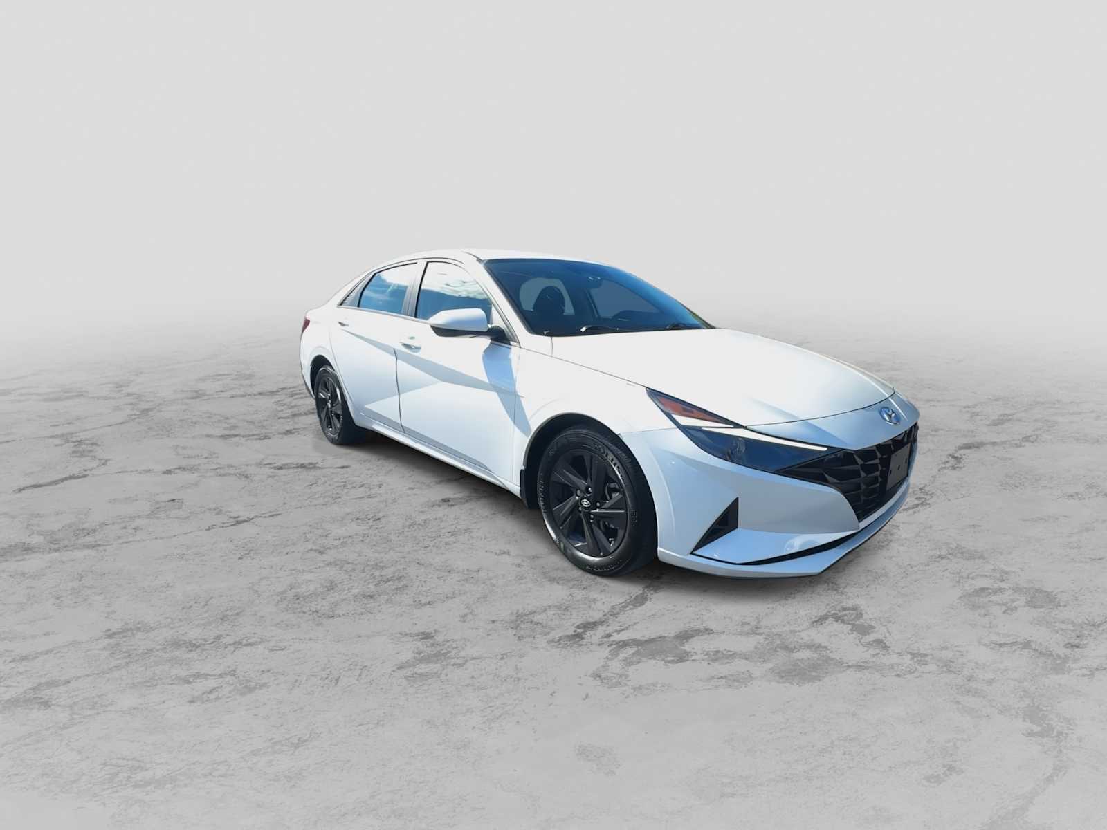 2022 Hyundai Elantra SEL Convenience photo 2