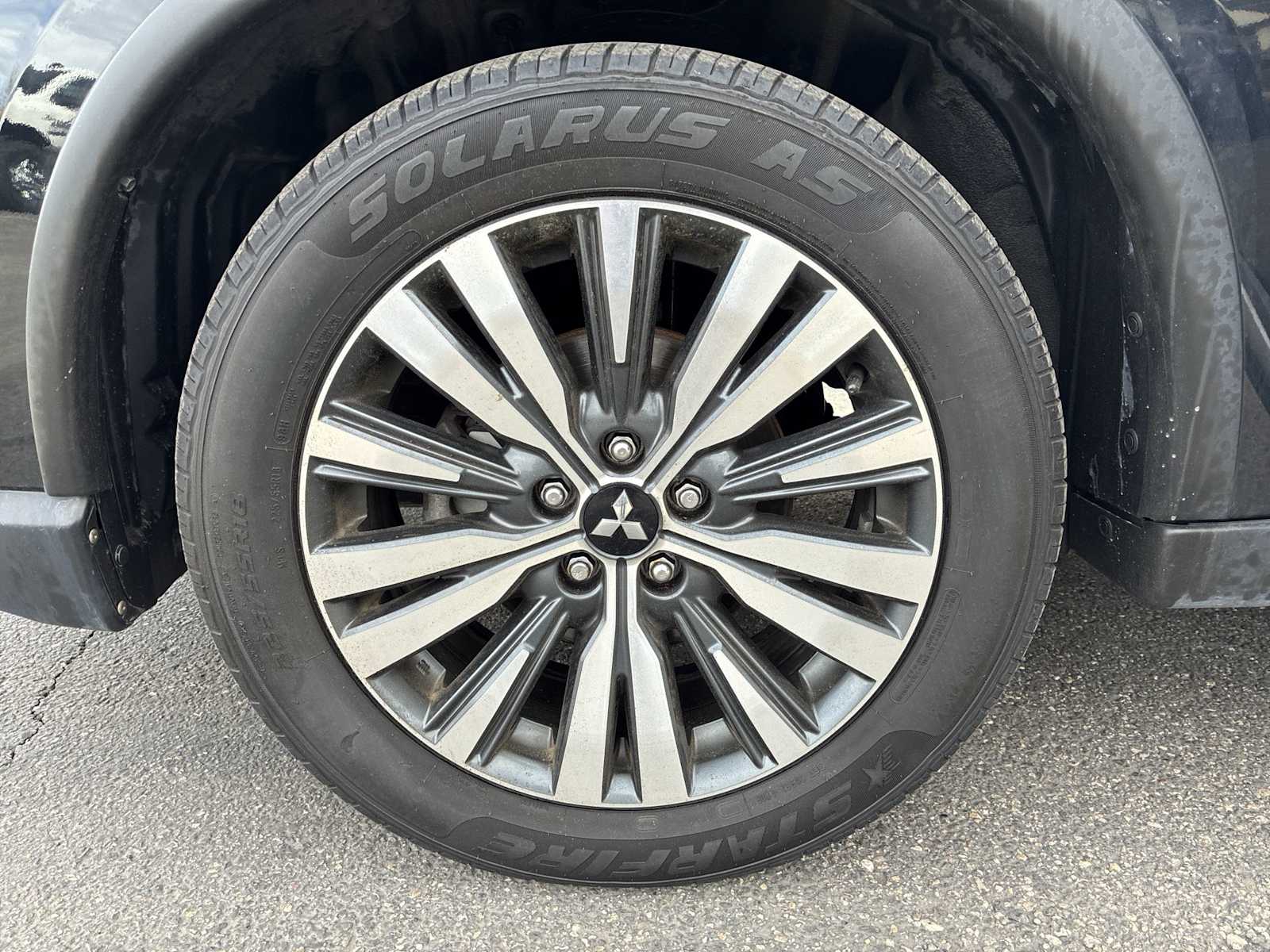 Thumbnail: 2020 Mitsubishi Outlander - 17