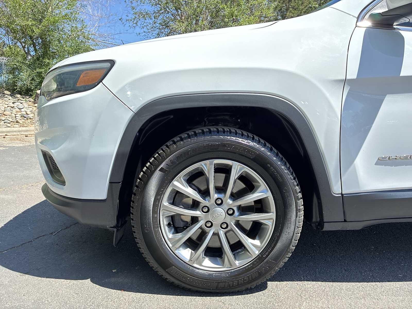 Thumbnail: 2019 Jeep Cherokee - 18