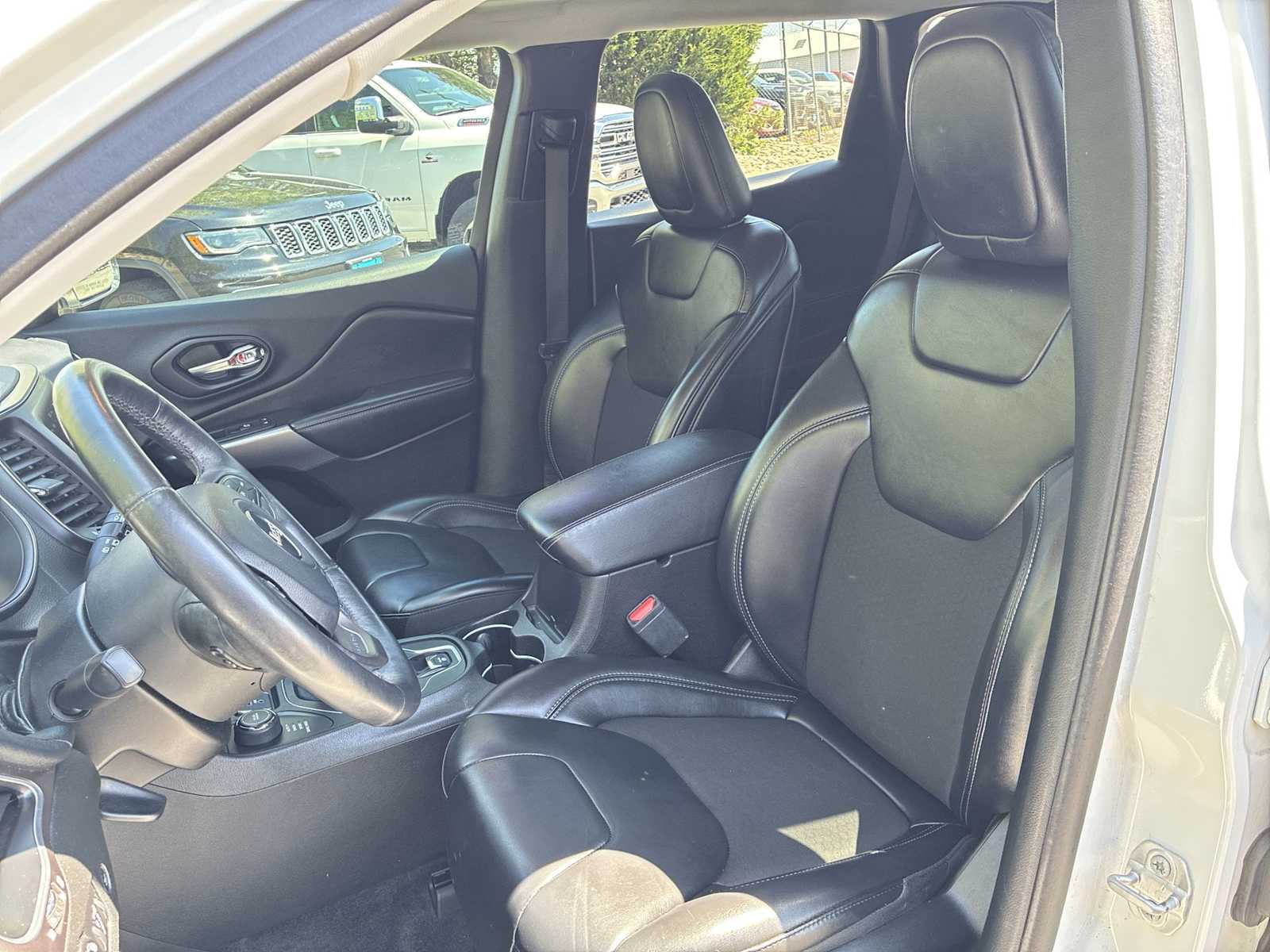 Thumbnail: 2019 Jeep Cherokee - 12