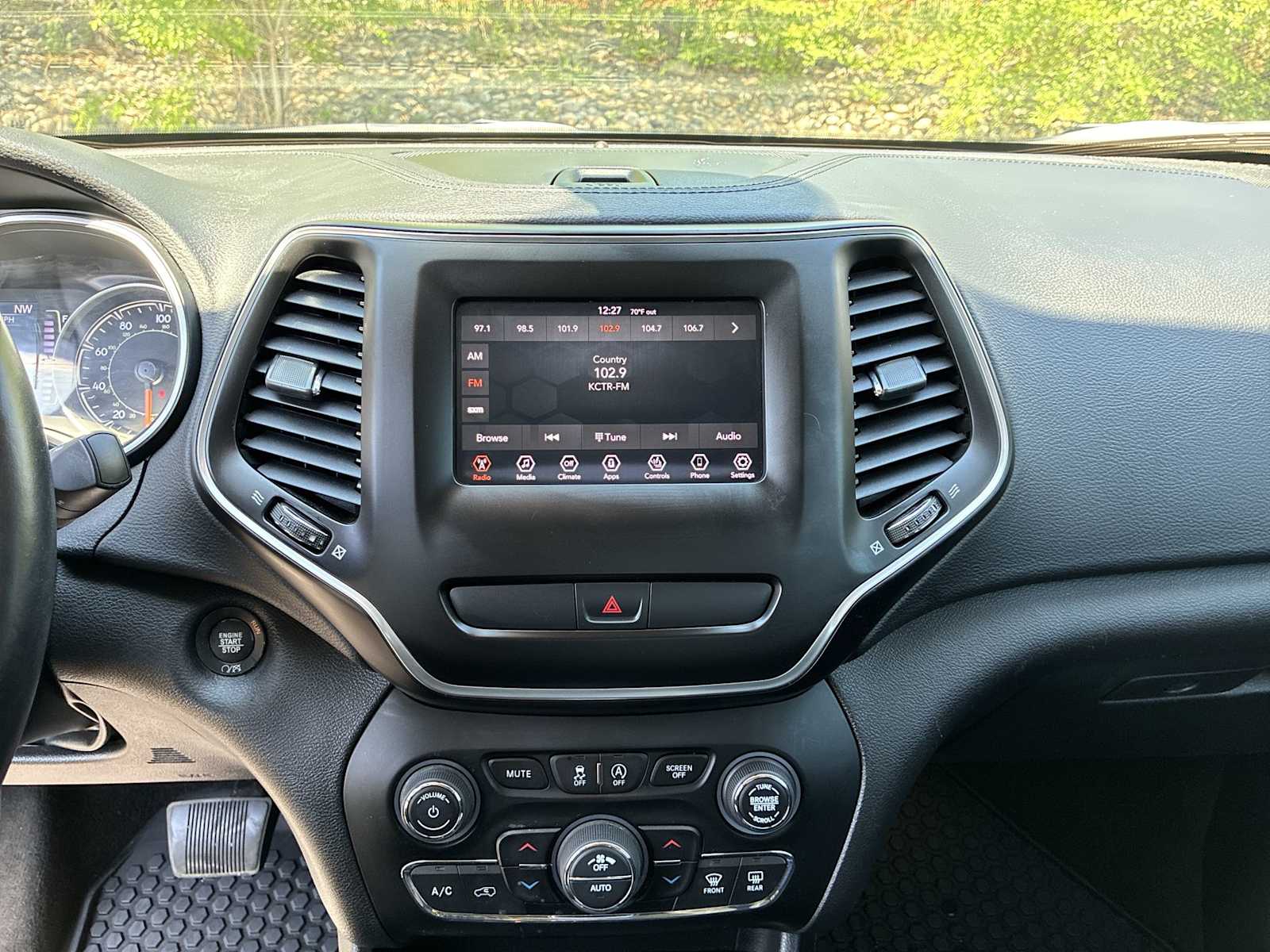 Thumbnail: 2019 Jeep Cherokee - 11