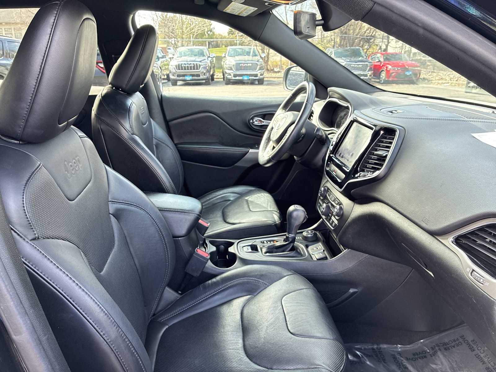 Thumbnail: 2019 Jeep Cherokee - 25