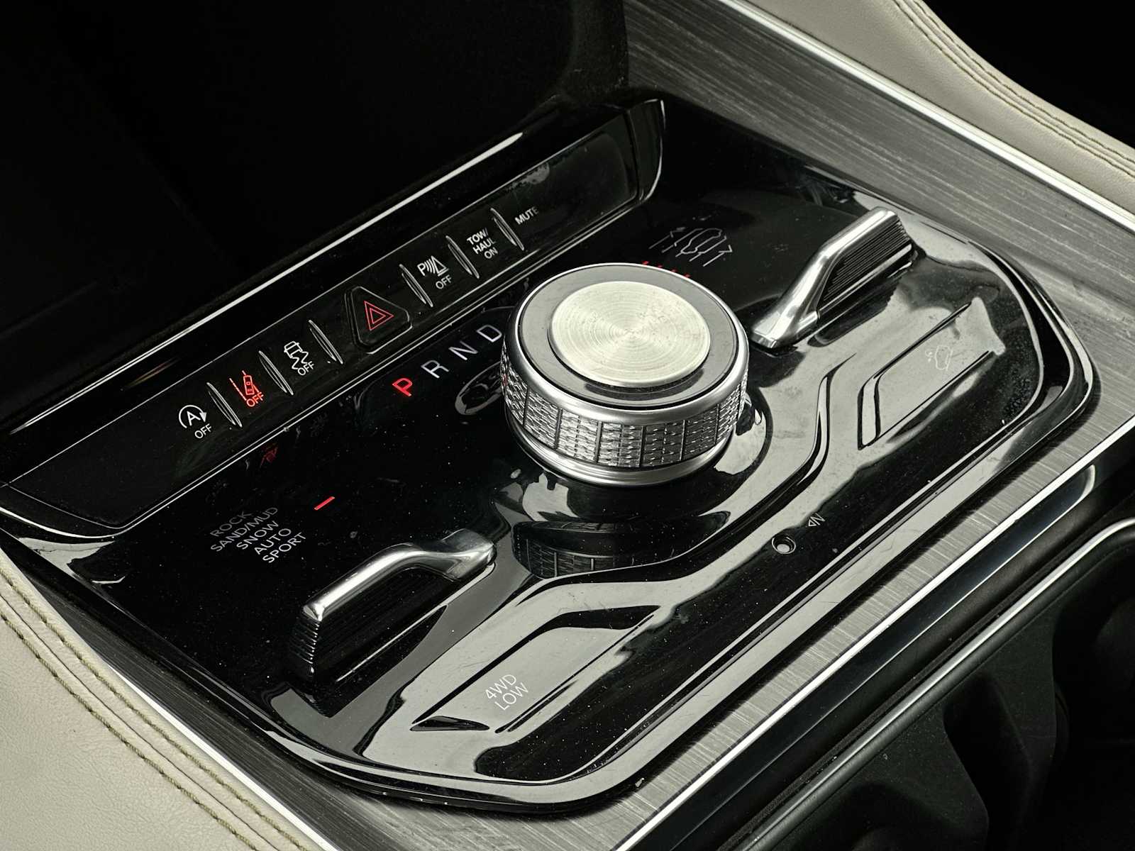 Thumbnail: 2023 Jeep Wagoneer - 20