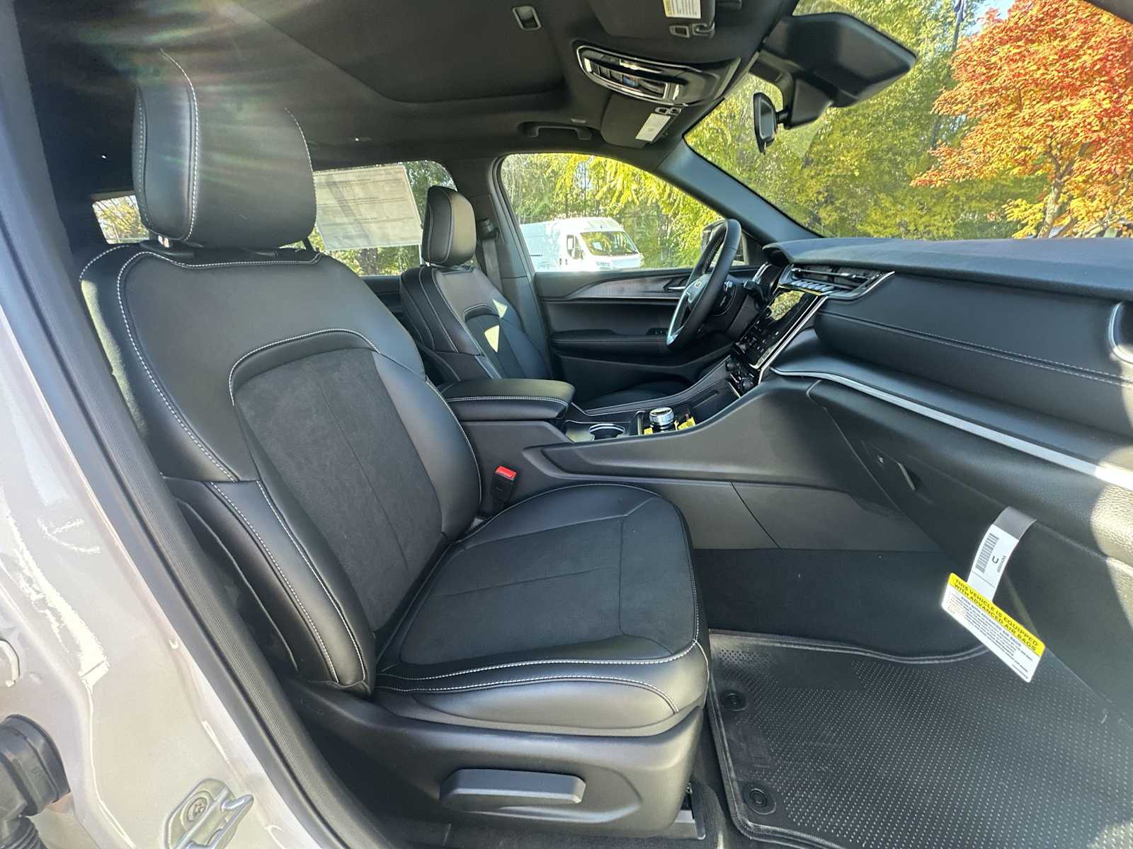 Thumbnail: 2025 Jeep Grand Cherokee - 25