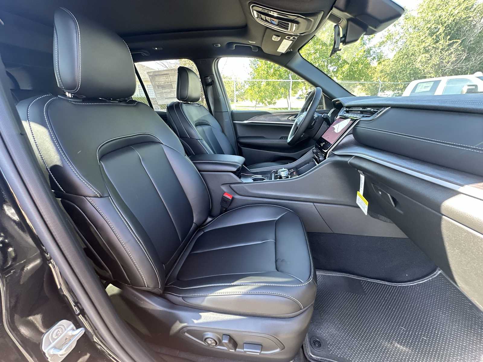 Thumbnail: 2025 Jeep Grand Cherokee - 25