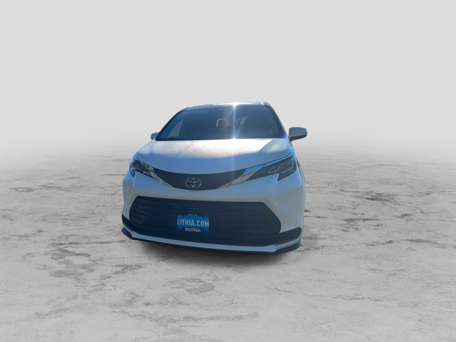 2023 Toyota Sienna LE photo 3