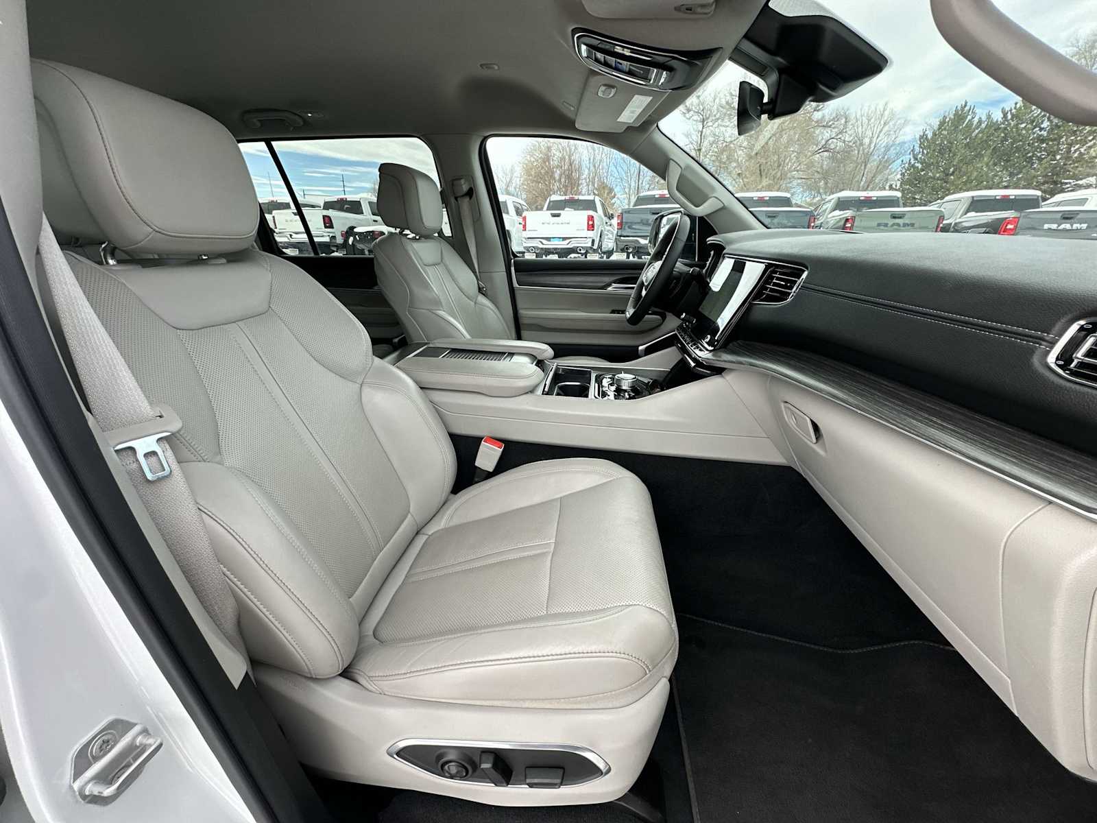 Thumbnail: 2023 Jeep Wagoneer - 25