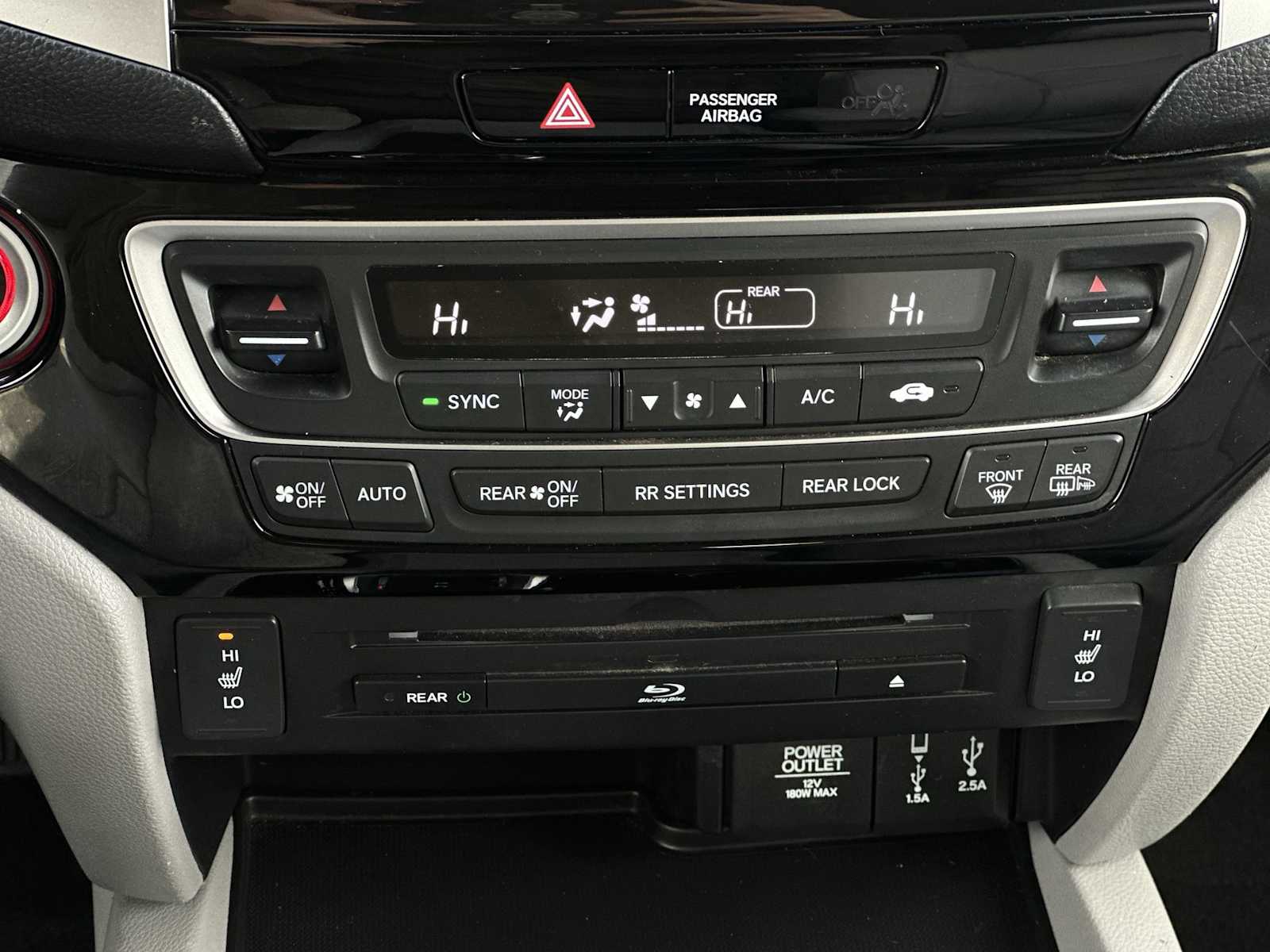 Thumbnail: 2017 Honda Pilot - 17