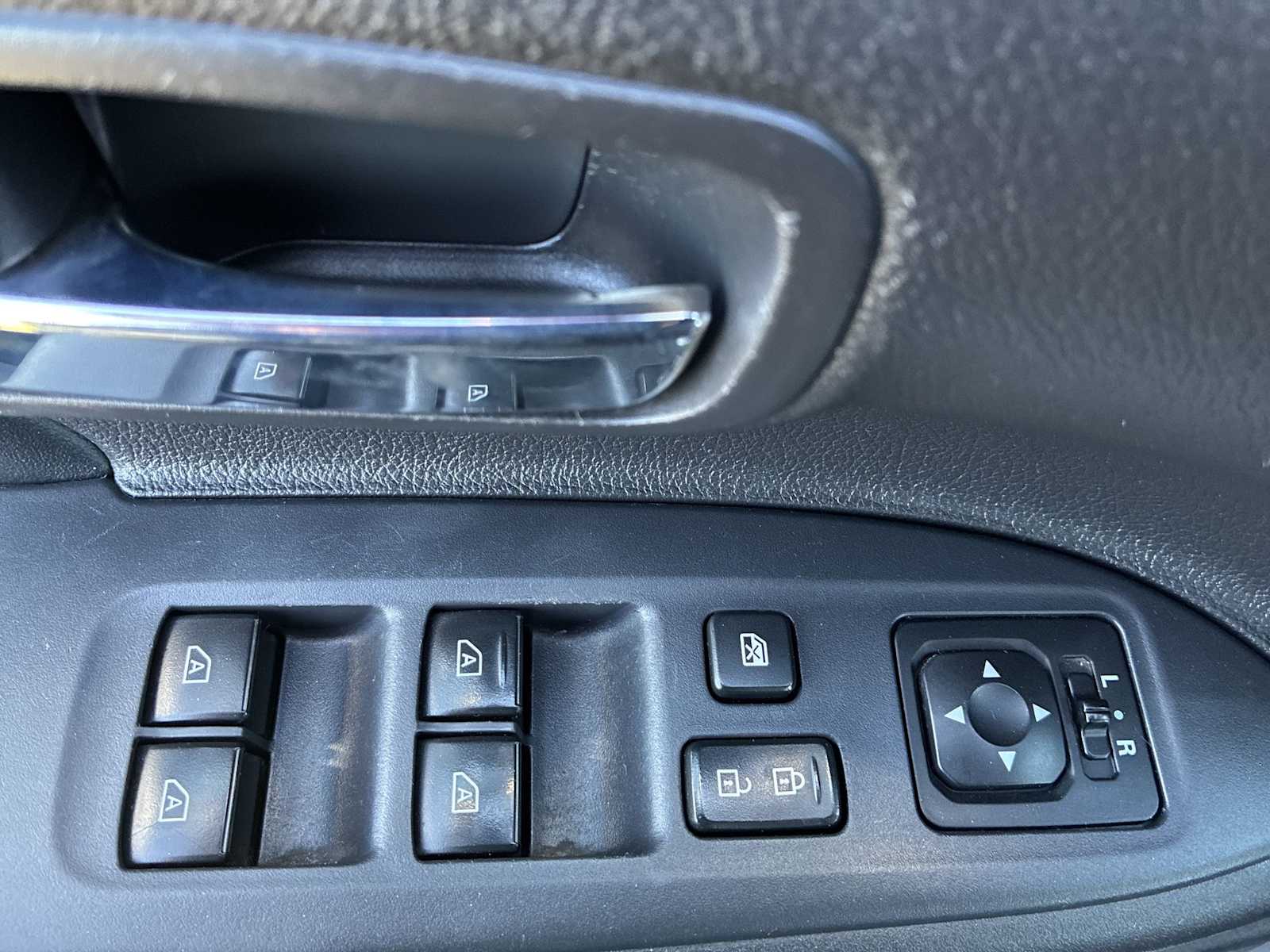 Thumbnail: 2019 Mitsubishi Outlander - 15