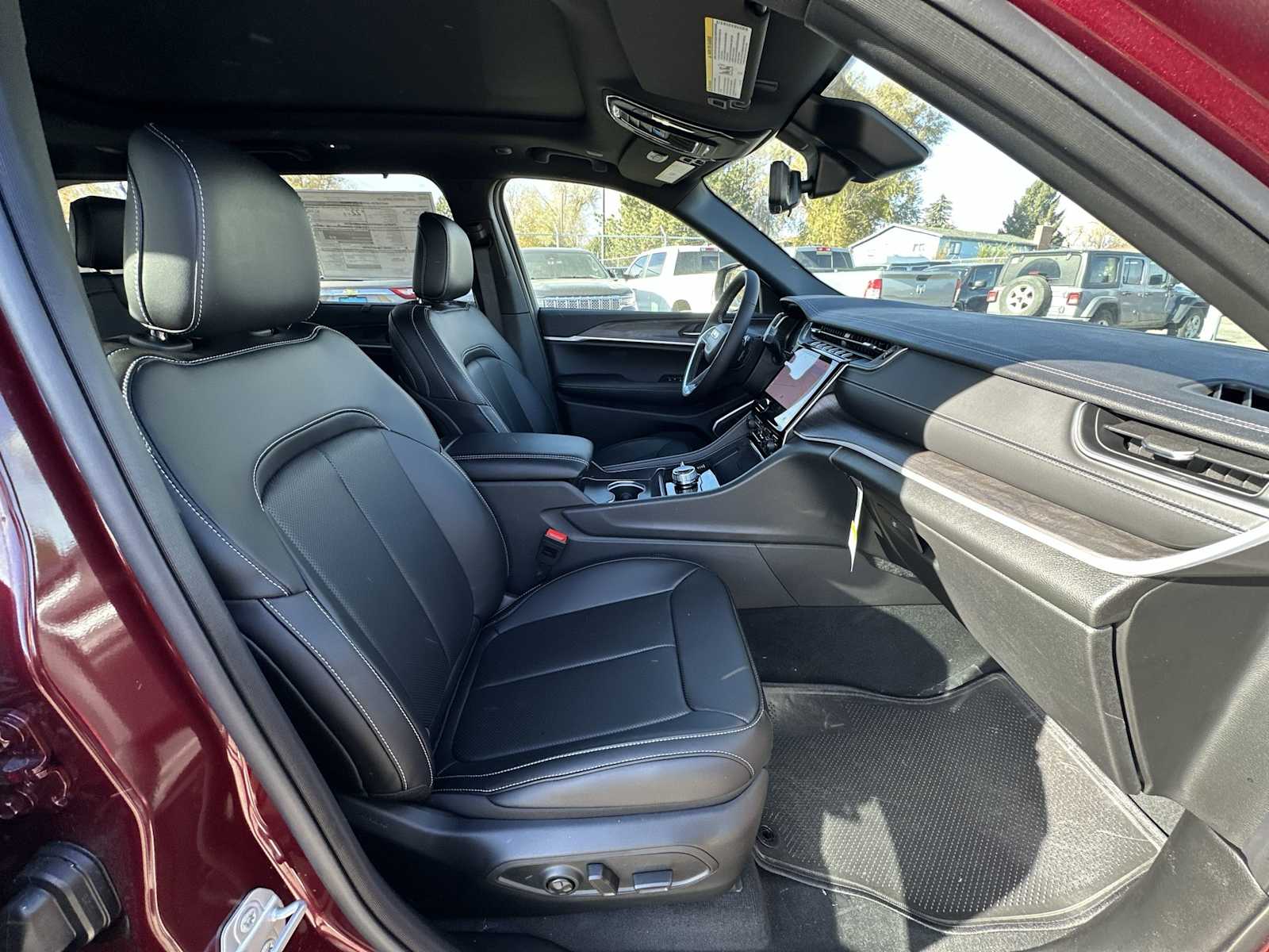 Thumbnail: 2025 Jeep Grand Cherokee - 25