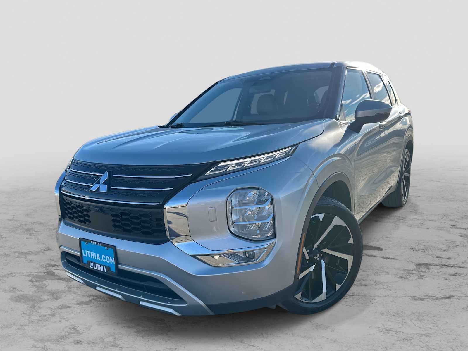 2023 Mitsubishi Outlander SE's photo