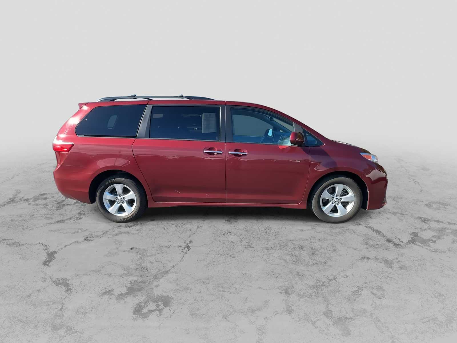 2020 Toyota Sienna LE photo 2