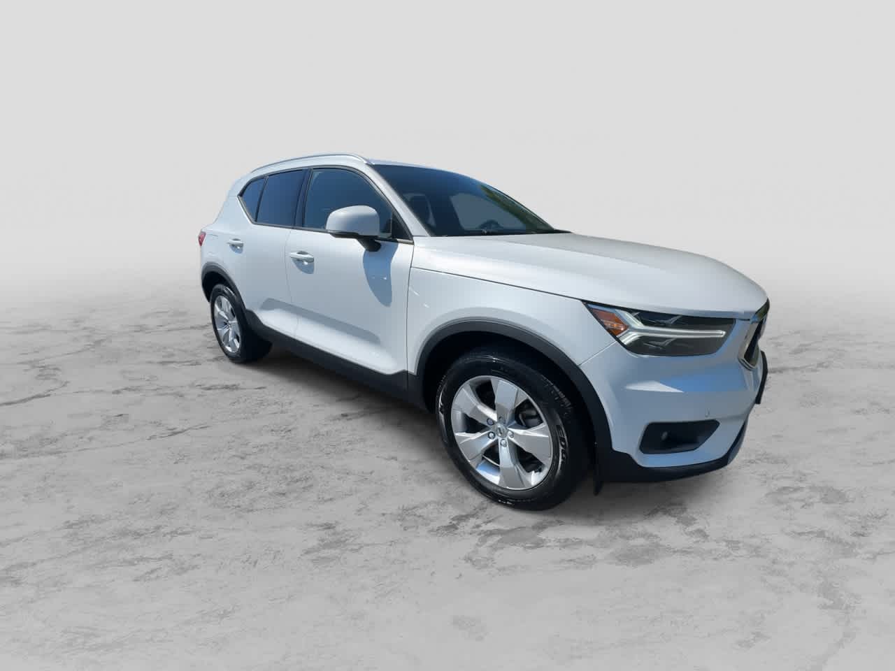 2022 Volvo XC40 T5 AWD Momentum photo 2