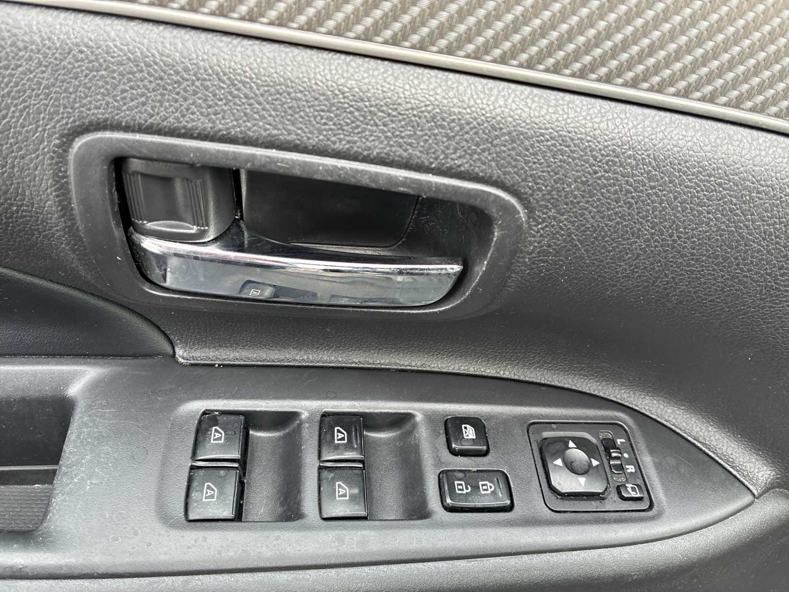 Thumbnail: 2020 Mitsubishi Outlander - 15