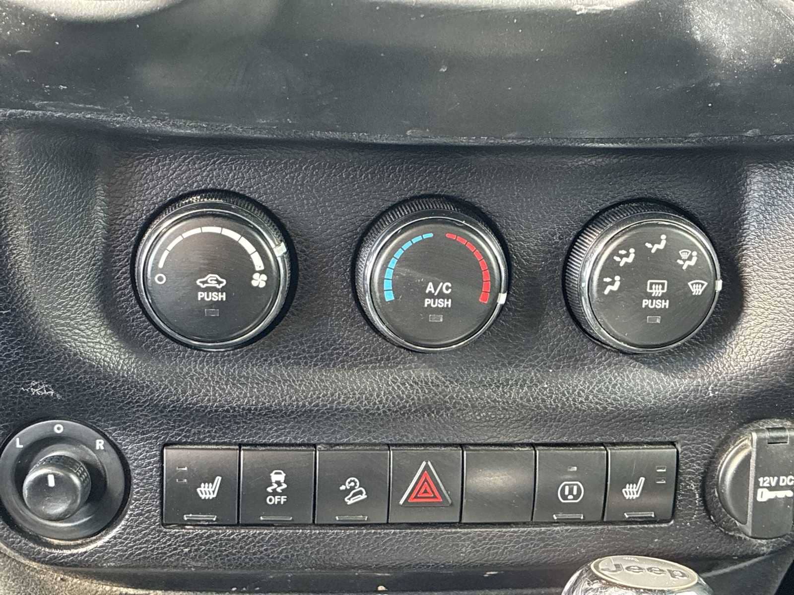 Thumbnail: 2017 Jeep Wrangler - 17