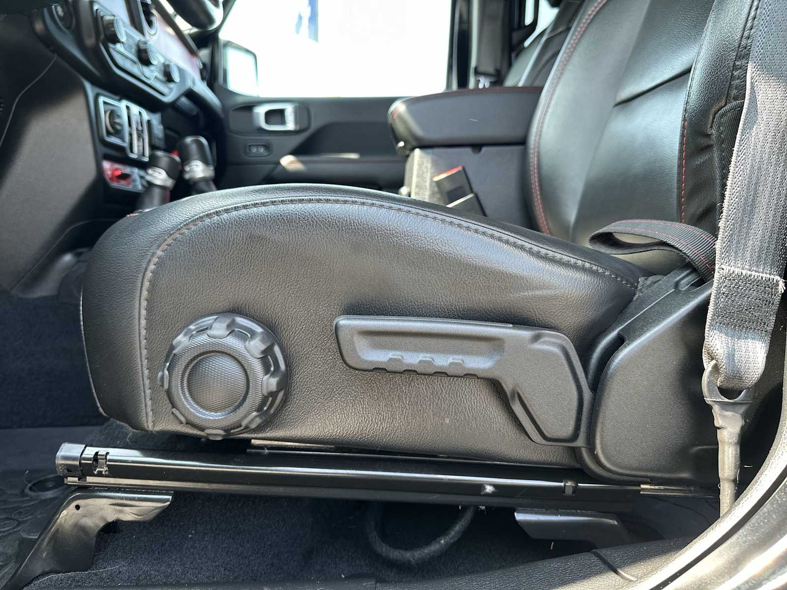 Thumbnail: 2020 Jeep Wrangler - 14