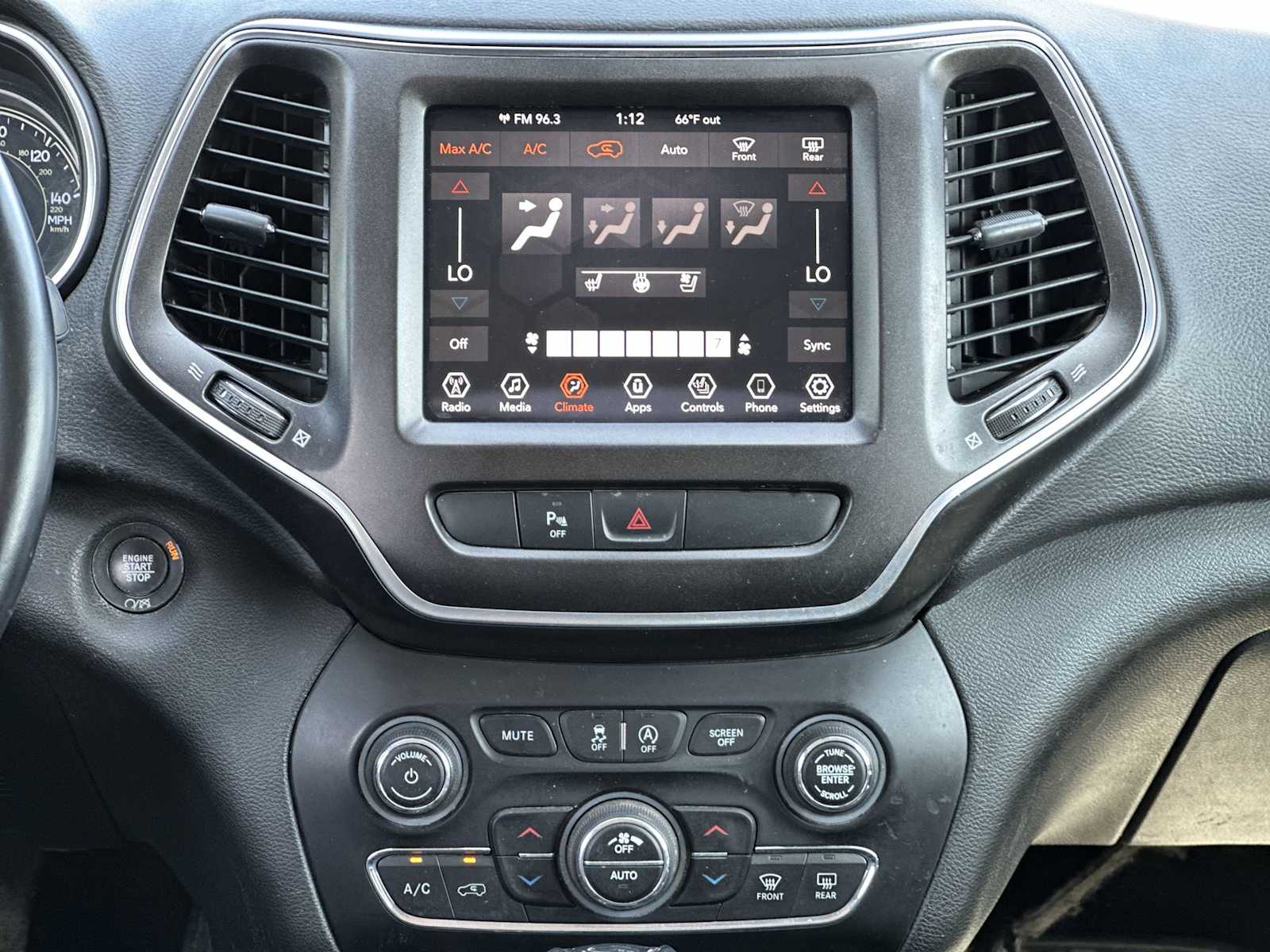 Thumbnail: 2019 Jeep Cherokee - 16