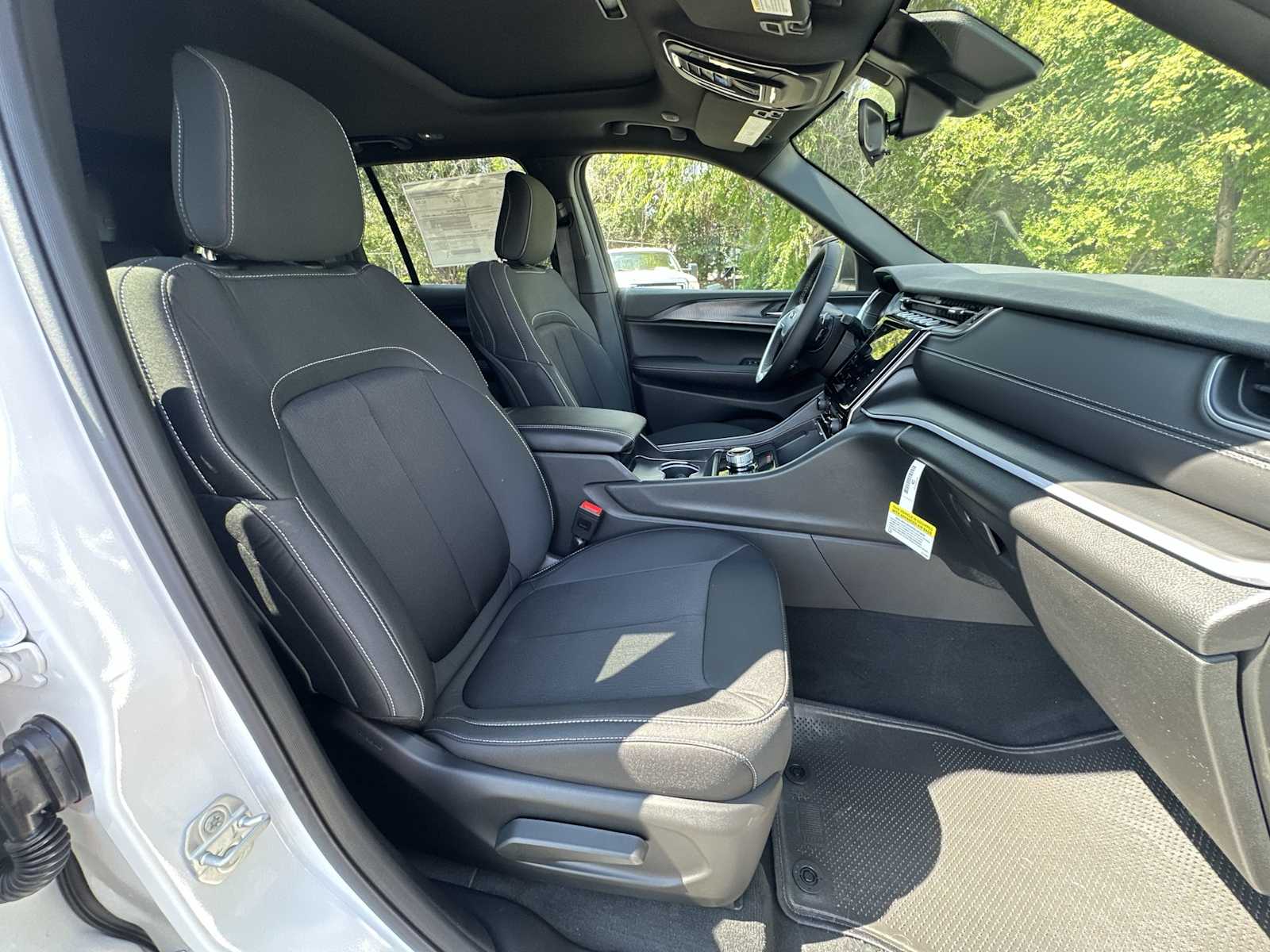 Thumbnail: 2025 Jeep Grand Cherokee - 25