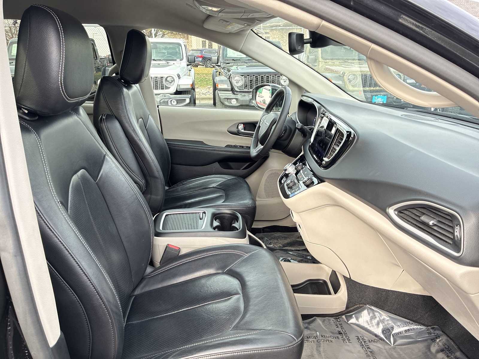 Thumbnail: 2022 Chrysler Pacifica - 25