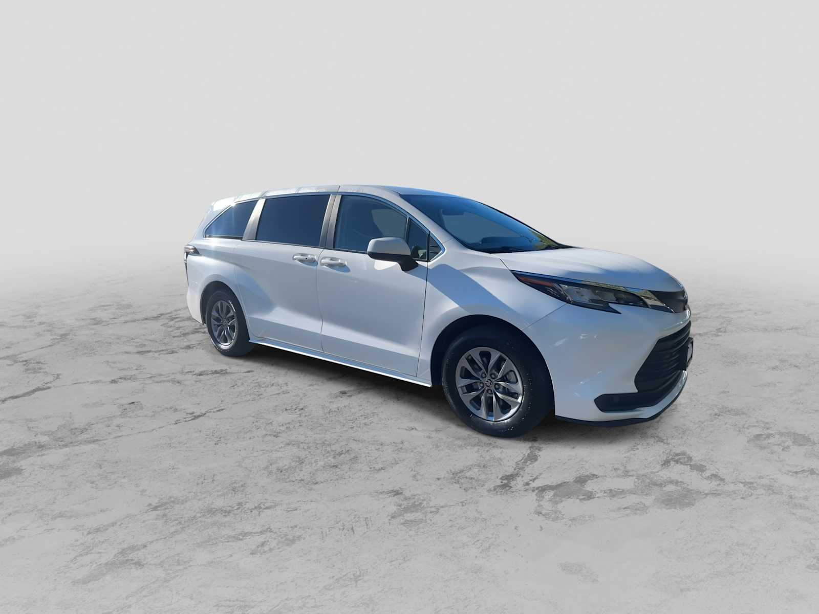 2023 Toyota Sienna LE photo 2