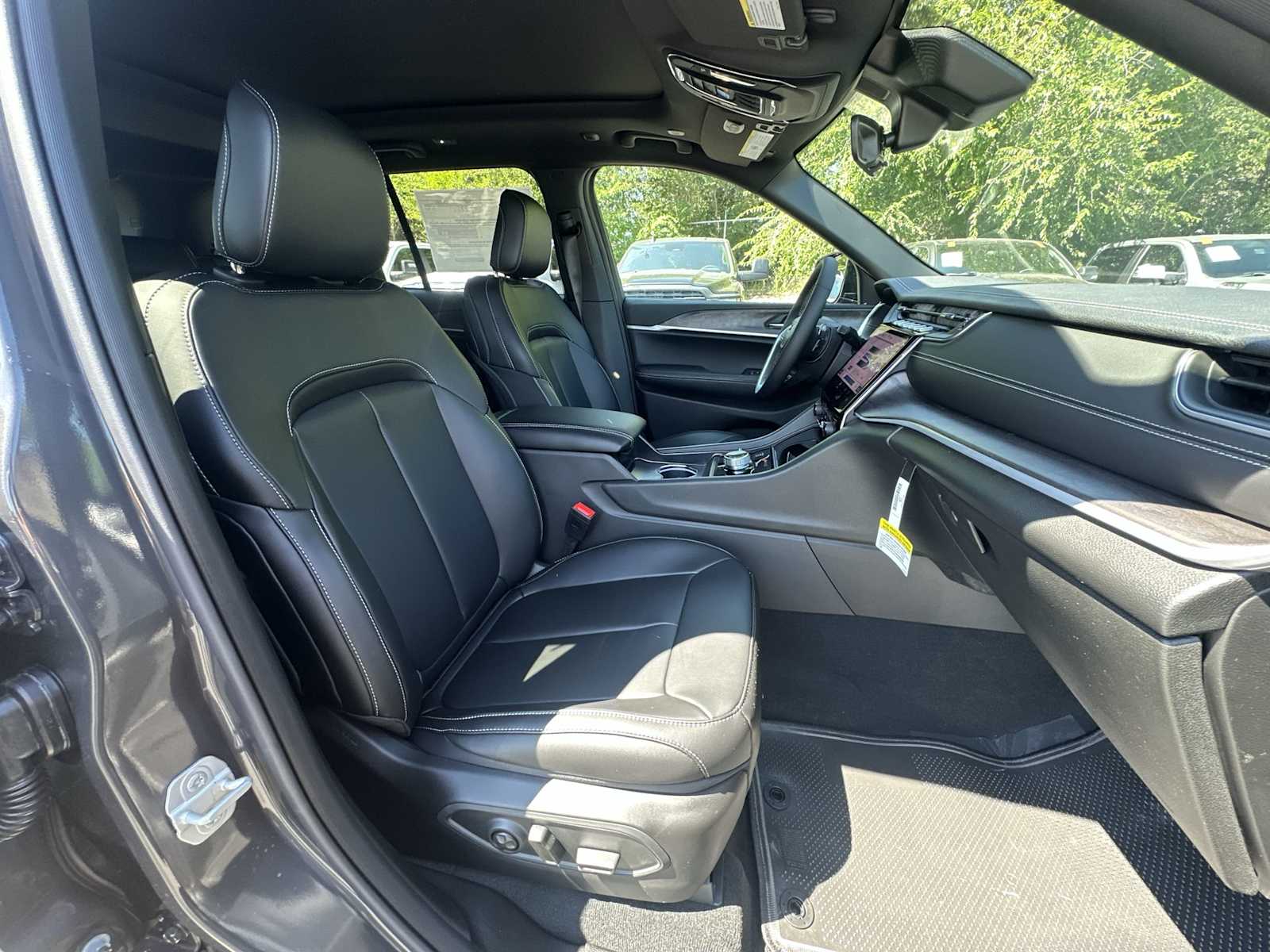 Thumbnail: 2025 Jeep Grand Cherokee - 25