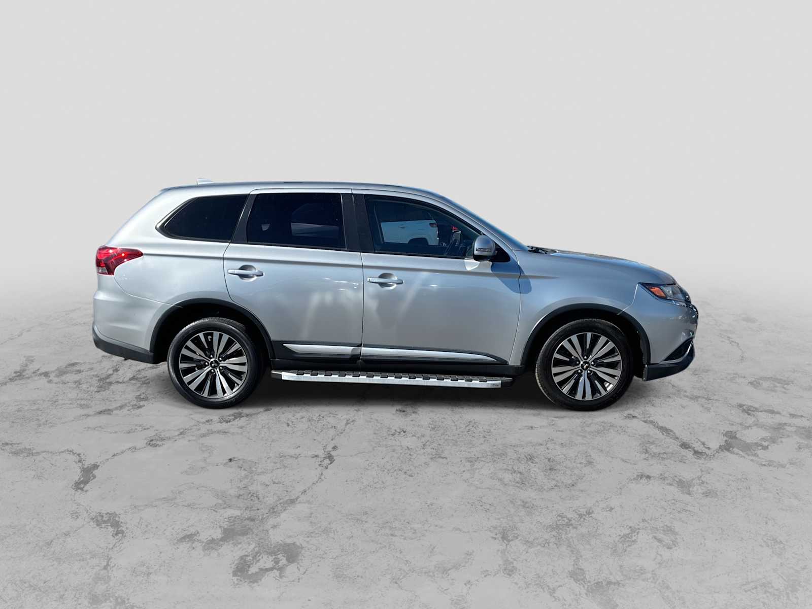 Thumbnail: 2019 Mitsubishi Outlander - 9