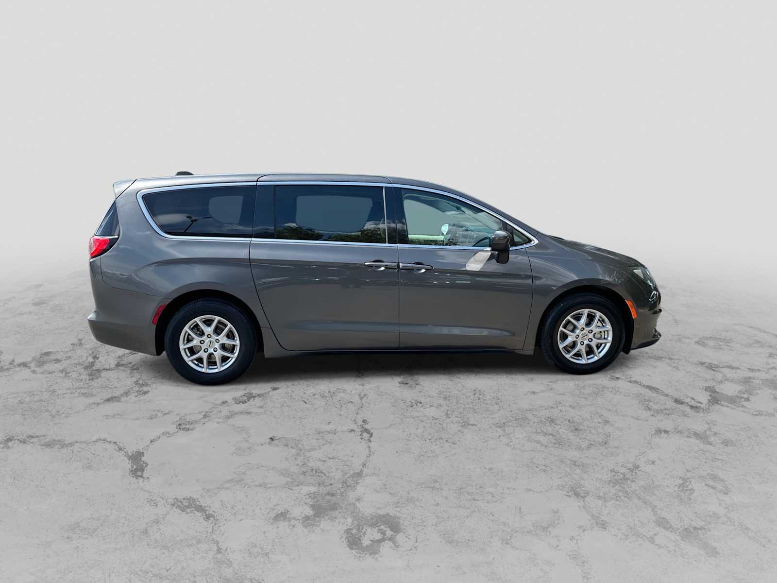 Thumbnail: 2023 Chrysler Voyager - 8