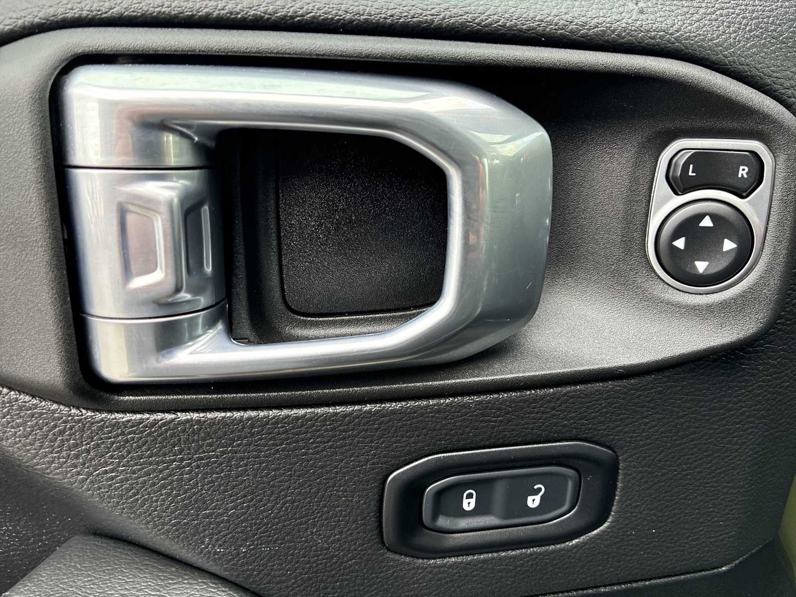 Thumbnail: 2021 Jeep Gladiator - 15