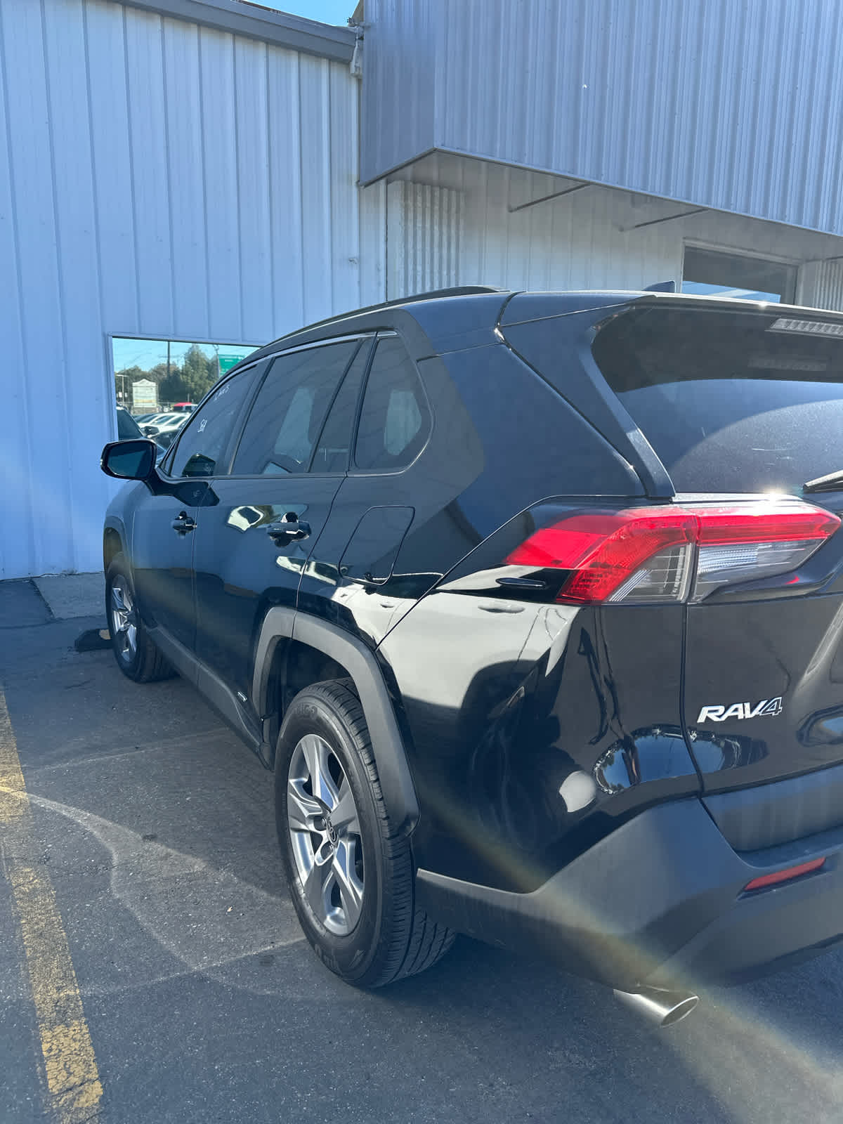2022 Toyota RAV4 Hybrid XLE photo 2