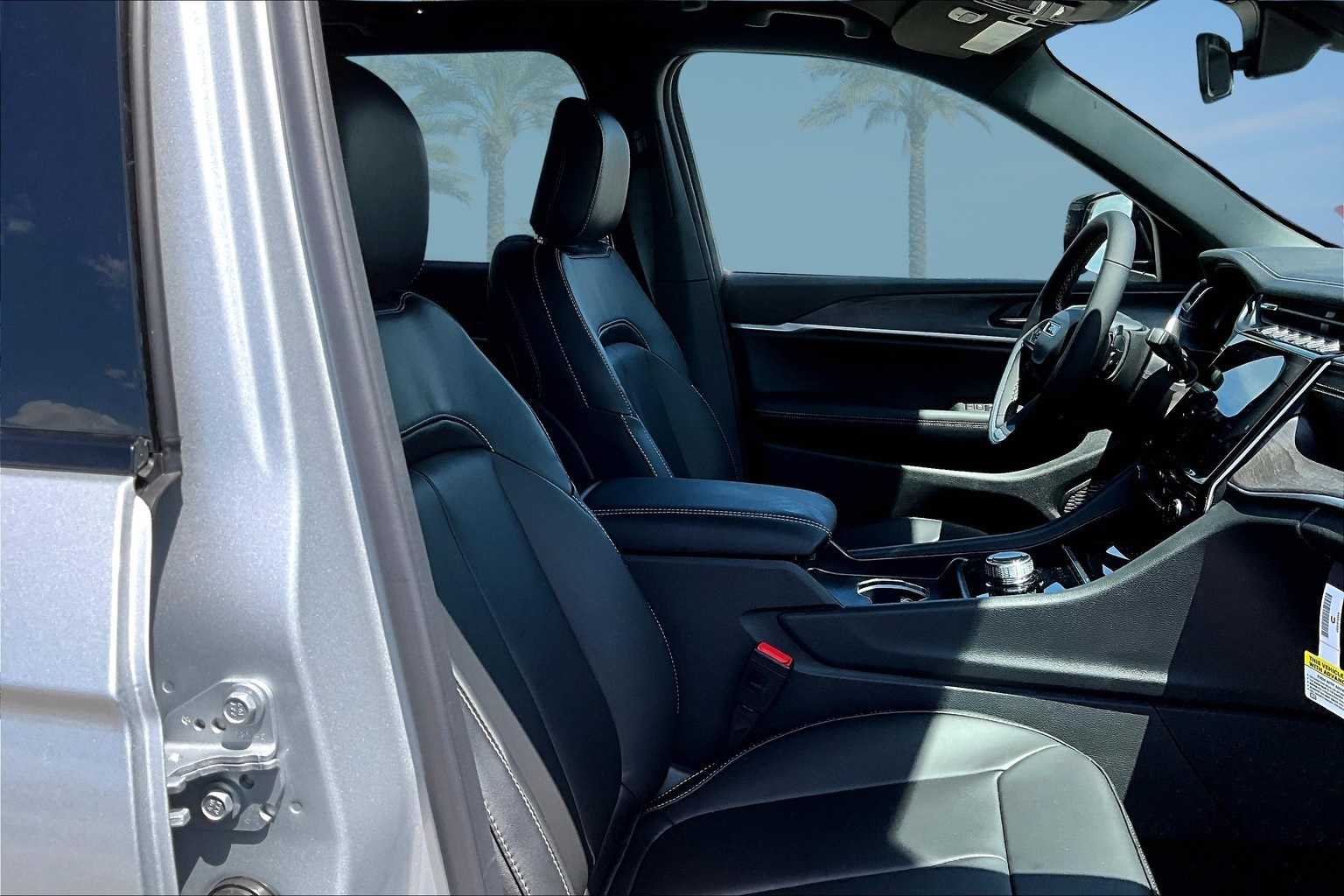 Thumbnail: 2025 Jeep Grand Cherokee - 14