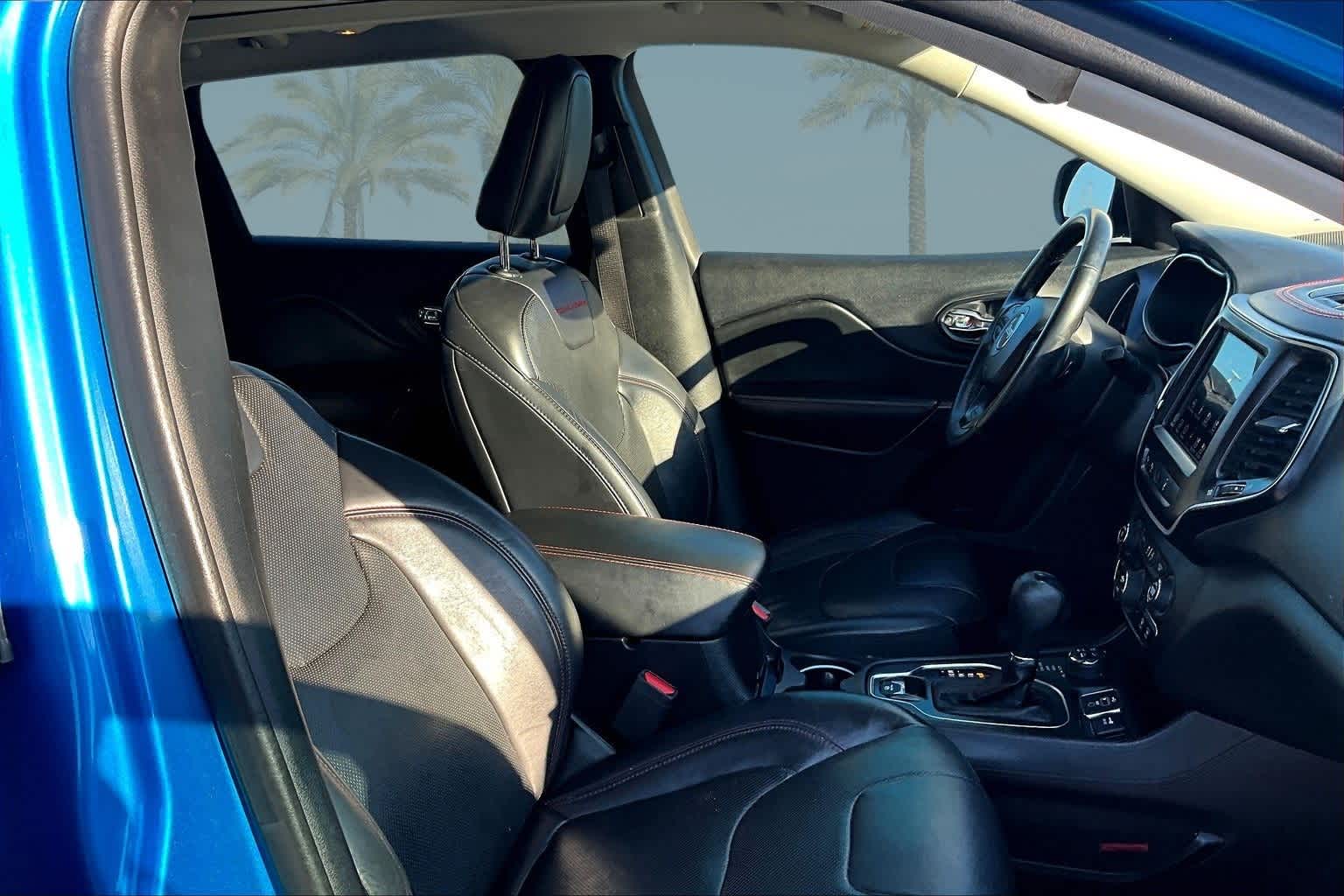 Thumbnail: 2019 Jeep Cherokee - 14